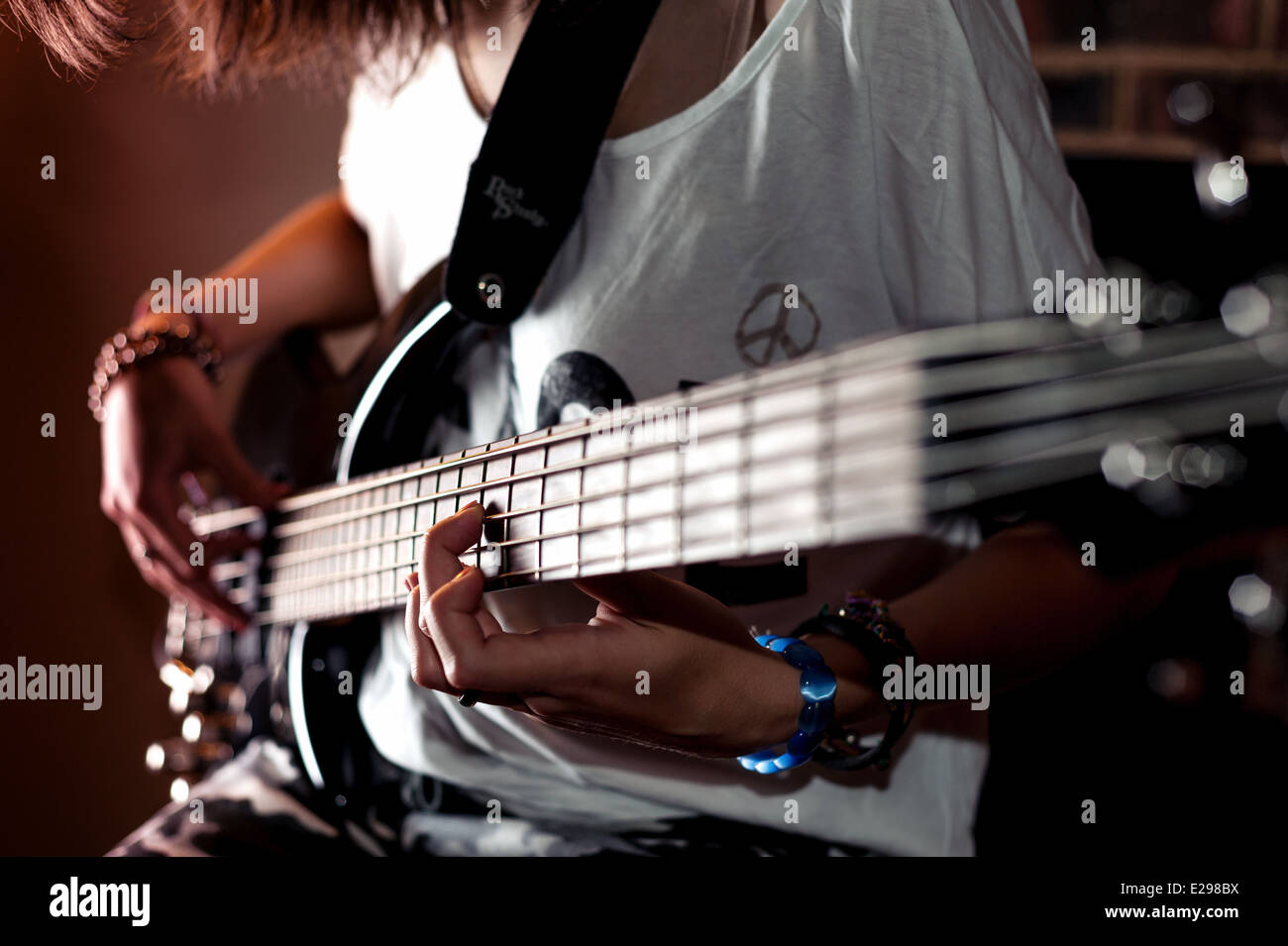 Mädchen spielen Bass Gitarre Stockfoto