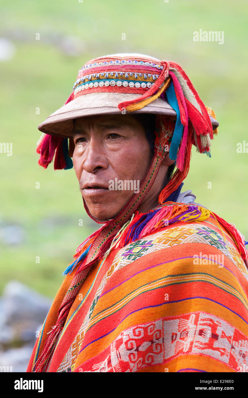 Ein Portrait eines Mannes Quechua in einheimischen Trachten in der Lares-Tal in den Anden, Peru, Südamerika Stockfoto Ein Portrait eines Mannes Quechua in einheimischen Trachten in der Lares-Tal in den Anden, Peru, Südamerika Stockfoto