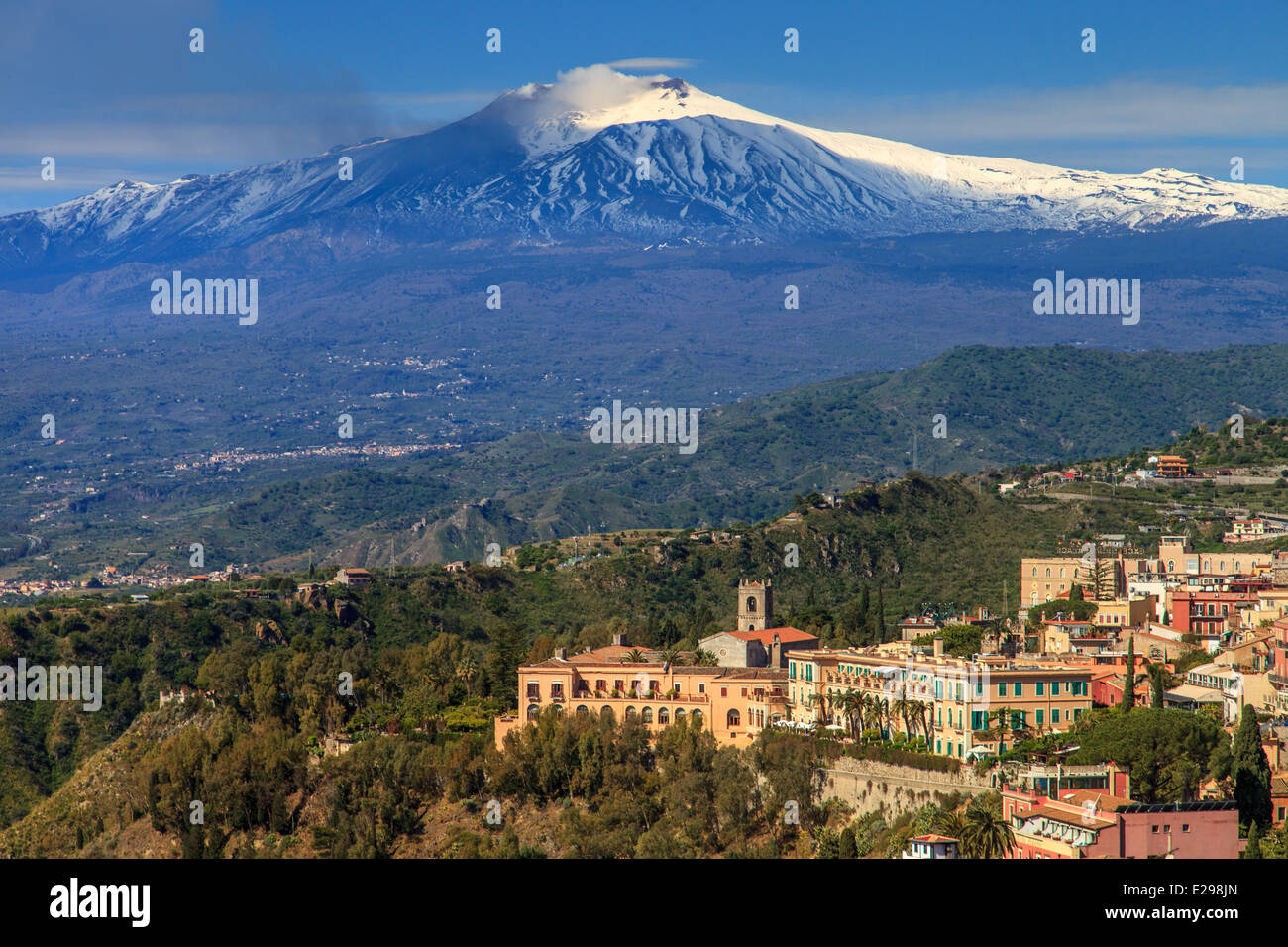 Blick auf den Ätna bedeckt der Schnee von Taormina Stockfoto