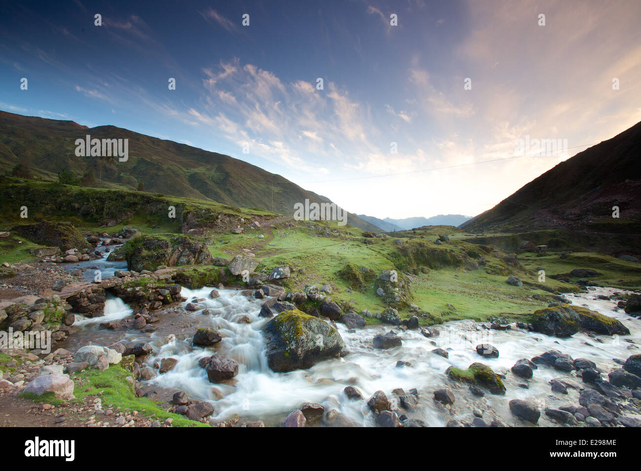 Einen Ausblick auf einem sprudelnden Bach im Lares Tal hoch in den Anden in Peru Stockfoto