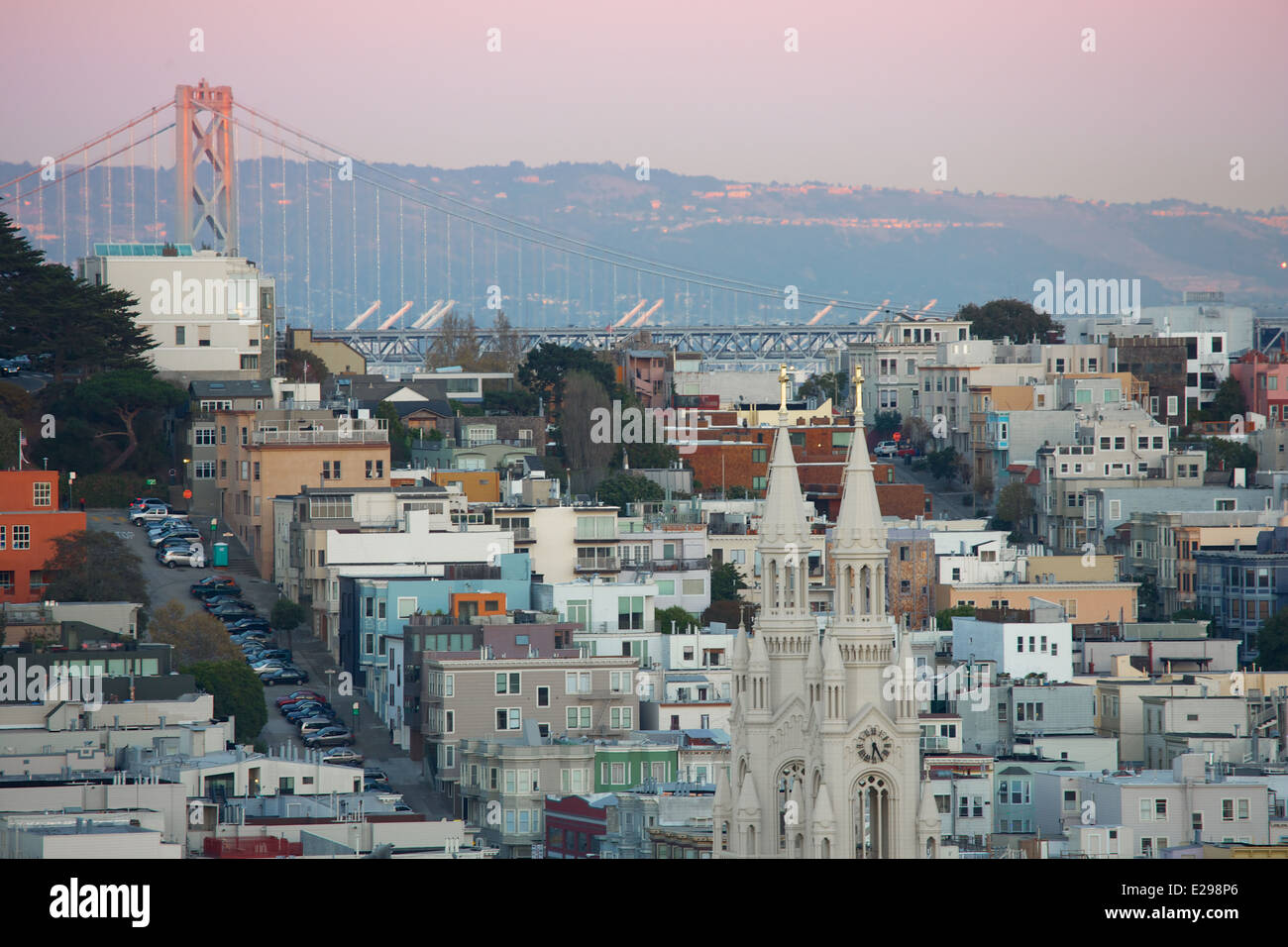 Ansicht von Russian Hill, Telegraph Hill und der Bay Bridge bei Sonnenuntergang. Stockfoto
