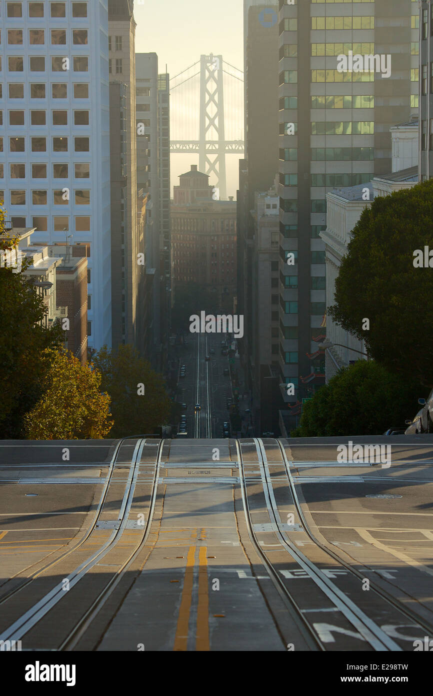 California Street Cable Car Linie führt nach San Francisco - Oakland Bay Bridge in San Francisco, Kalifornien Stockfoto