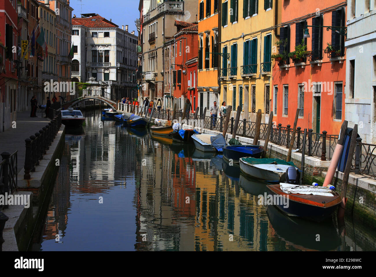 Venedig, Wasserstraßen, private Anlegestelle sichere Parkplätze für Anwohner von Touristen, Licht und Schatten, immer noch Wasser. Stockfoto