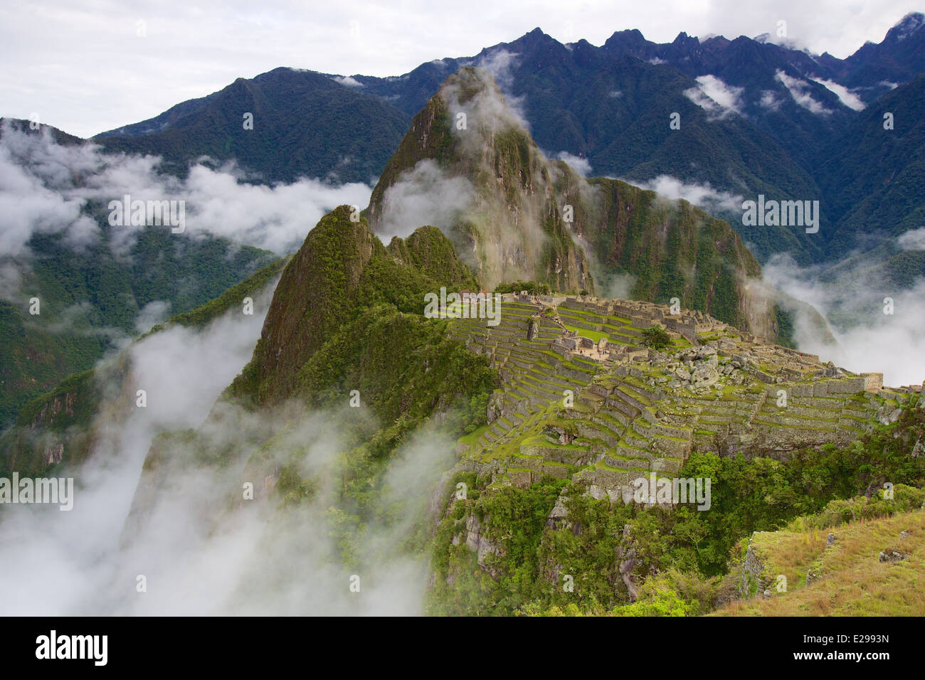 Schöne und geheimnisvolle Machu Picchu, die verlorene Stadt der Inkas, in den peruanischen Anden, bei Sonnenaufgang. Stockfoto
