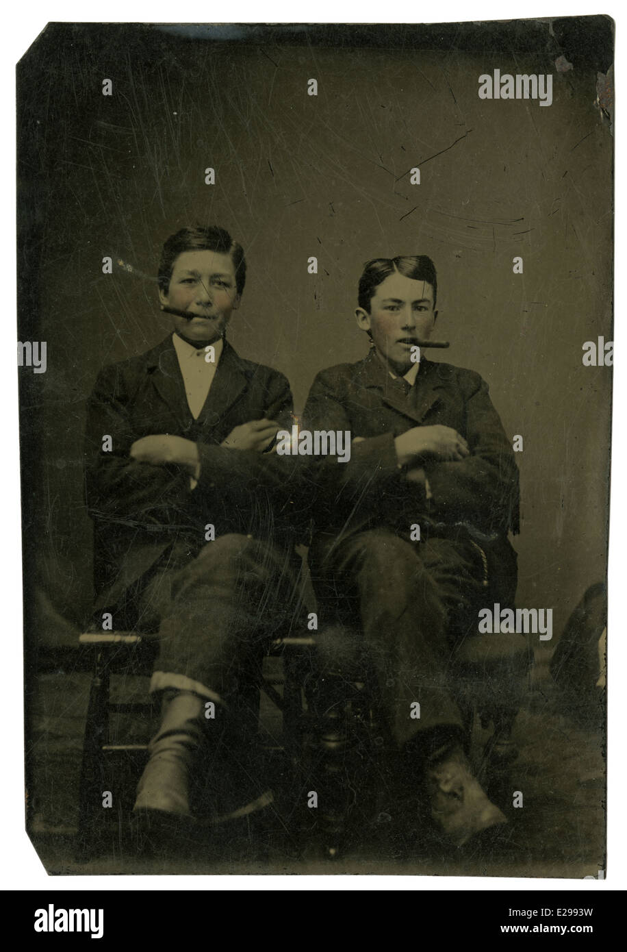 Ca. 1860 s Ferrotypie Foto, zwei jungen im Teenageralter mit Zigarren, USA. Stockfoto