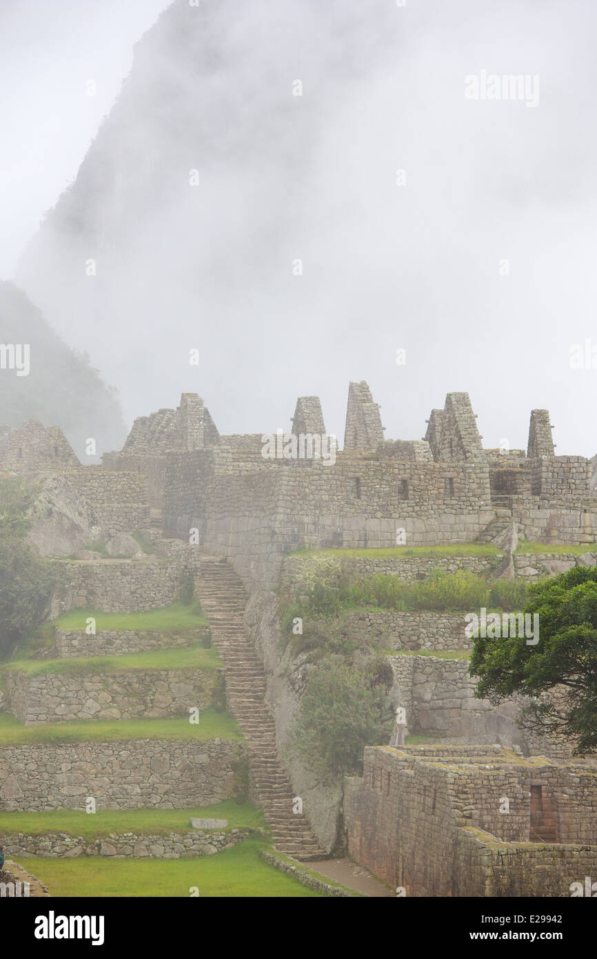 Schöne und geheimnisvolle Machu Picchu, die verlorene Stadt der Inkas, in den peruanischen Anden, bei Sonnenaufgang. Stockfoto