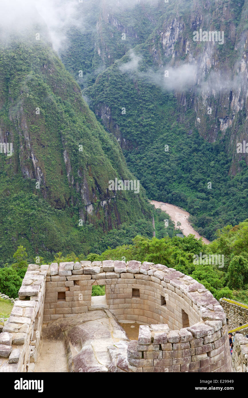 Schöne und geheimnisvolle Machu Picchu, die verlorene Stadt der Inkas, in den peruanischen Anden, bei Sonnenaufgang. Stockfoto