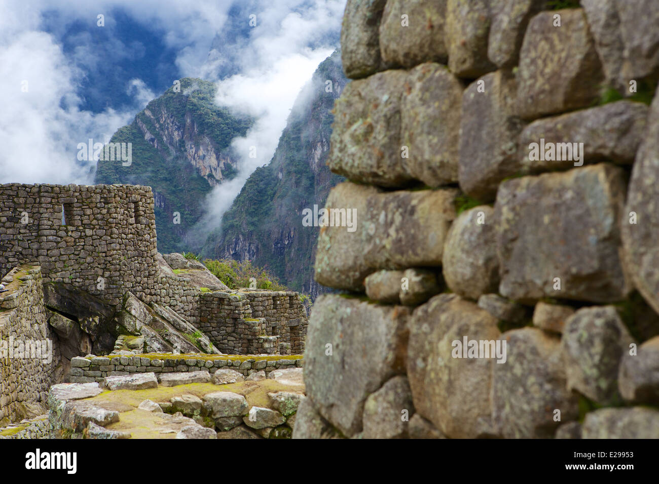 Schöne und geheimnisvolle Machu Picchu, die verlorene Stadt der Inkas, in den peruanischen Anden, bei Sonnenaufgang. Stockfoto