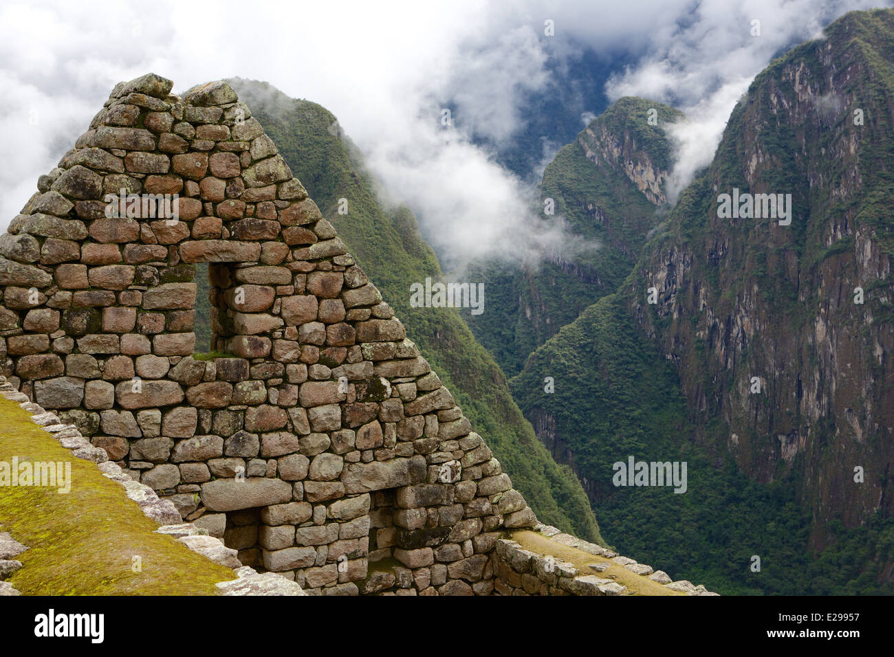 Schöne und geheimnisvolle Machu Picchu, die verlorene Stadt der Inkas, in den peruanischen Anden, bei Sonnenaufgang. Stockfoto