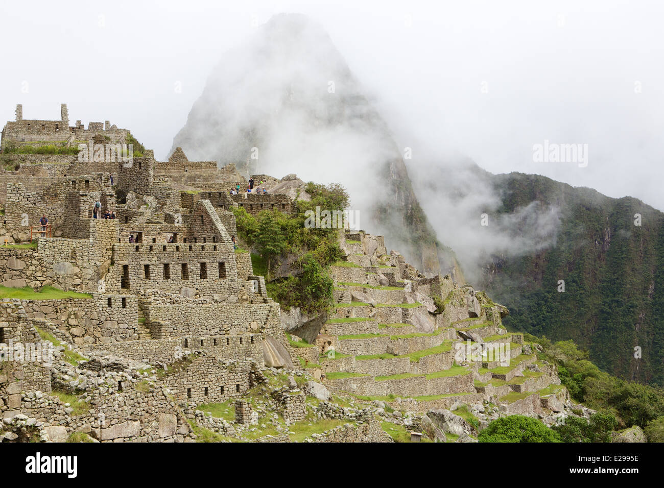 Schöne und geheimnisvolle Machu Picchu, die verlorene Stadt der Inkas, in den peruanischen Anden, bei Sonnenaufgang. Stockfoto