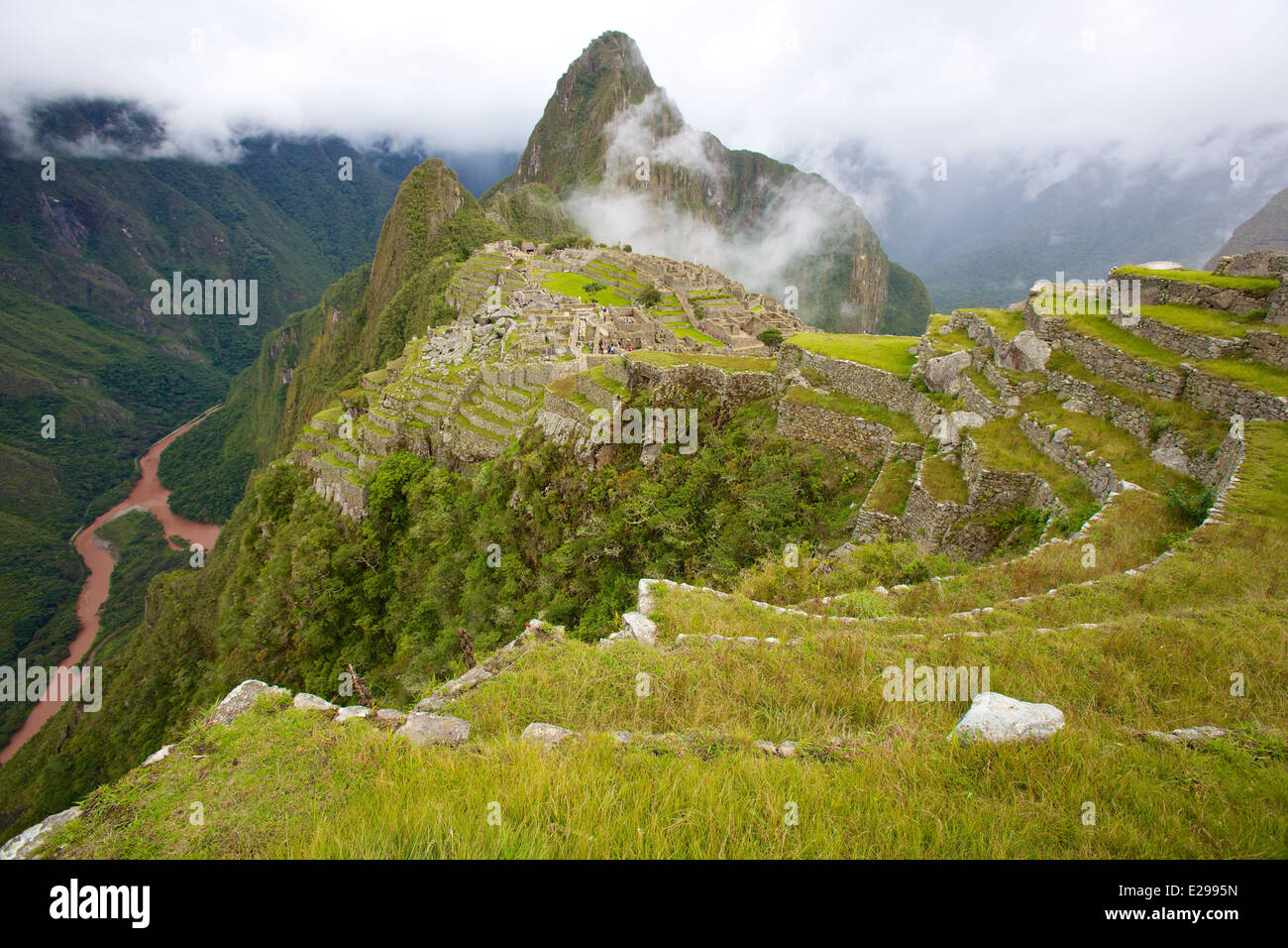 Schöne und geheimnisvolle Machu Picchu, die verlorene Stadt der Inkas, in den peruanischen Anden, bei Sonnenaufgang. Stockfoto