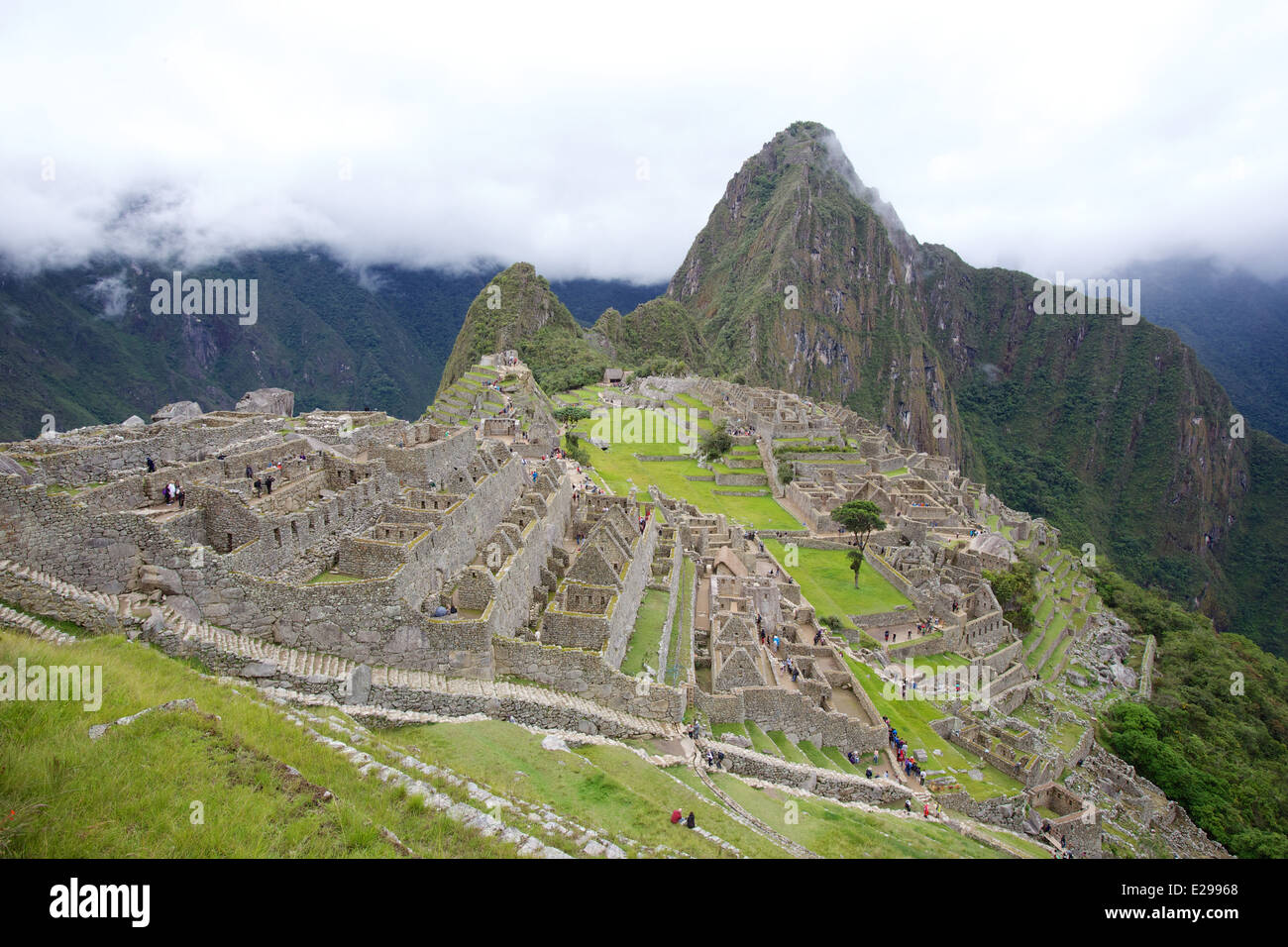 Schöne und geheimnisvolle Machu Picchu, die verlorene Stadt der Inkas, in den peruanischen Anden, bei Sonnenaufgang. Stockfoto