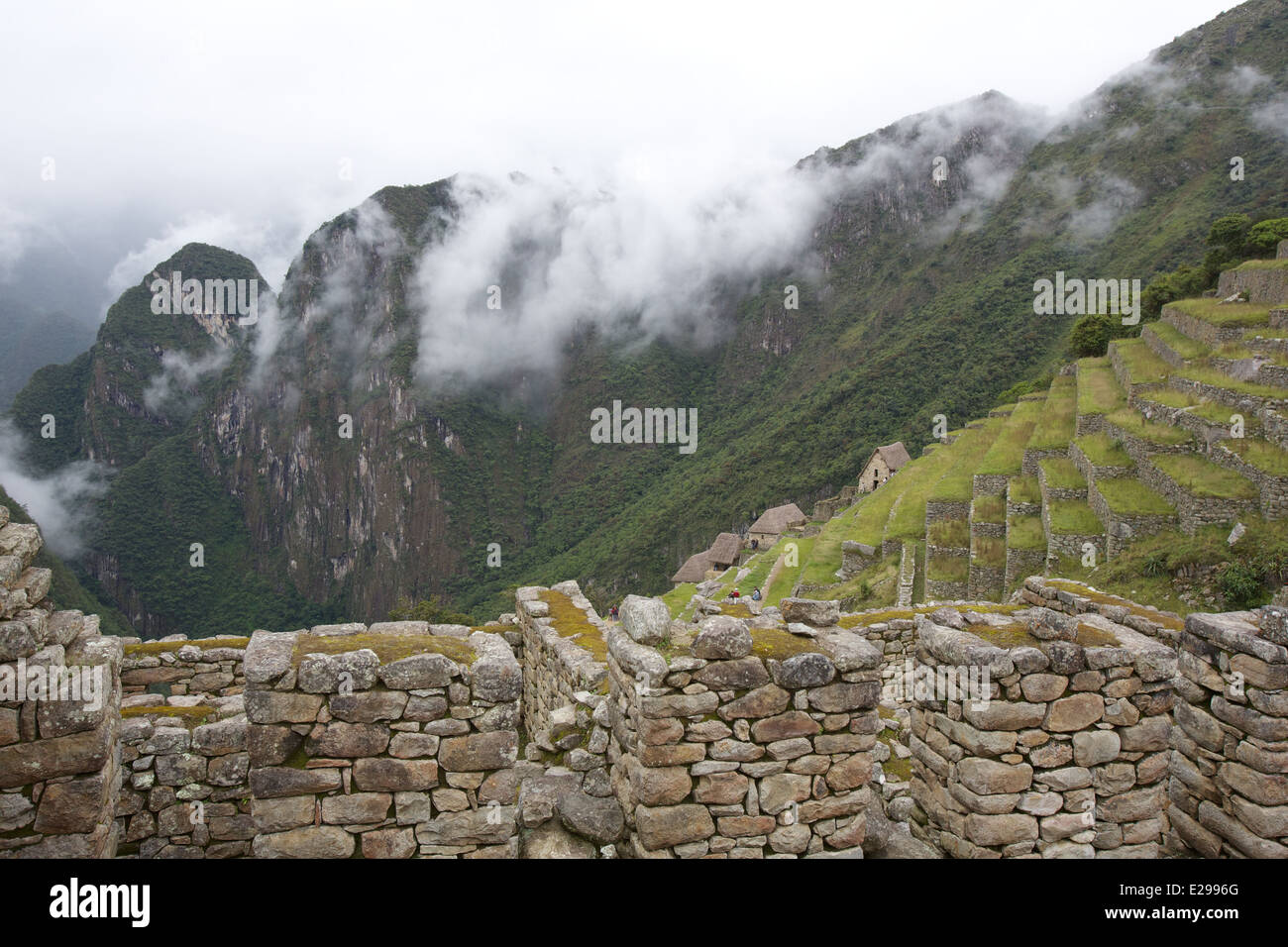 Schöne und geheimnisvolle Machu Picchu, die verlorene Stadt der Inkas, in den peruanischen Anden, bei Sonnenaufgang. Stockfoto