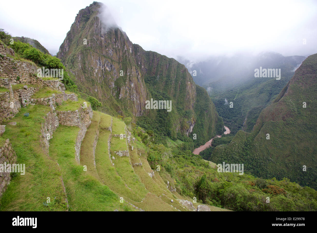 Schöne und geheimnisvolle Machu Picchu, die verlorene Stadt der Inkas, in den peruanischen Anden, bei Sonnenaufgang. Stockfoto