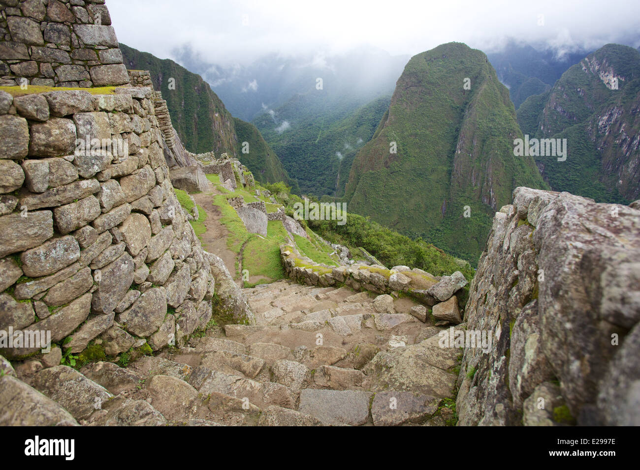 Schöne und geheimnisvolle Machu Picchu, die verlorene Stadt der Inkas, in den peruanischen Anden, bei Sonnenaufgang. Stockfoto