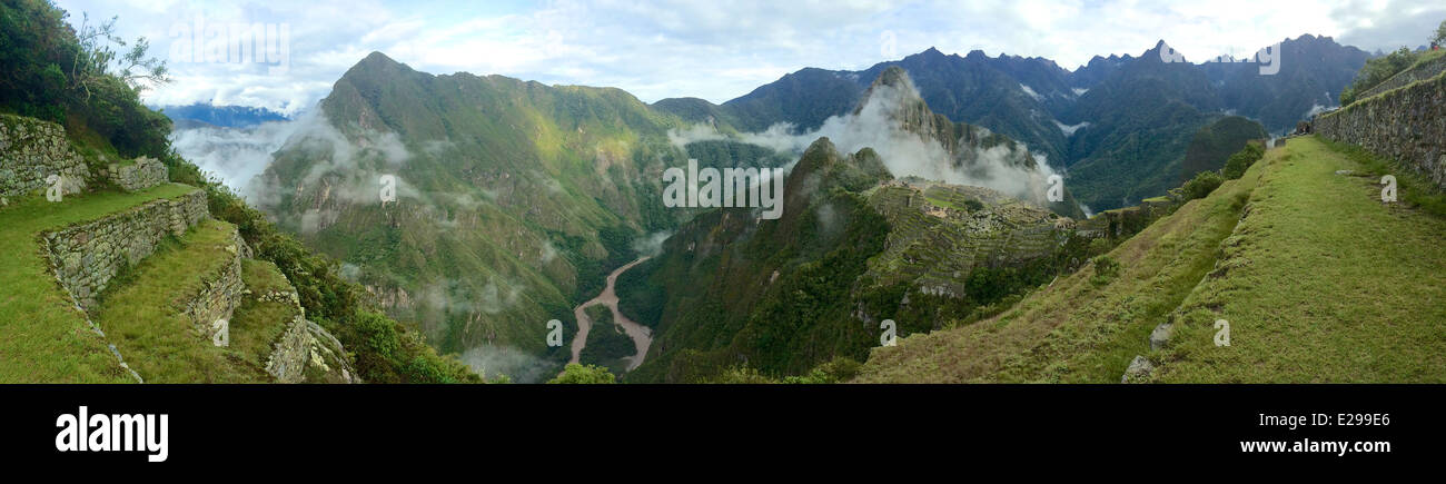Panorama von Machu Picchu und dem Urubamba-Fluss von in der Nähe von Sonnentor mit Nebel bei Sonnenaufgang steigt Stockfoto Panorama von Machu Picchu und dem Urubamba-Fluss von in der Nähe von Sonnentor mit Nebel bei Sonnenaufgang steigt Stockfoto