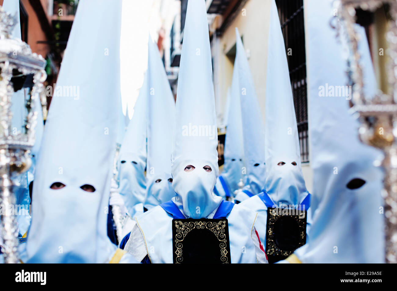 Gekleidet, vermummten Gestalten, die Teilnahme an der Santa Semana Fiesta in Malaga Stockfoto