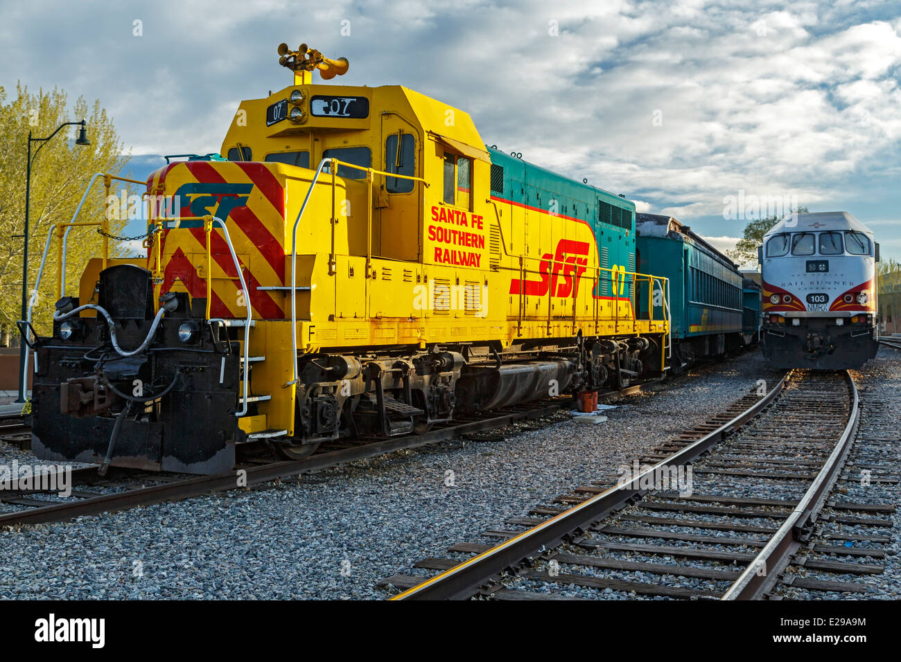 Santa Fe Southern Railway Motor und Railrunner Express-s-Bahn, Railyard Santa Fe, Santa Fe, New Mexico, Vereinigte Staaten Stockfoto