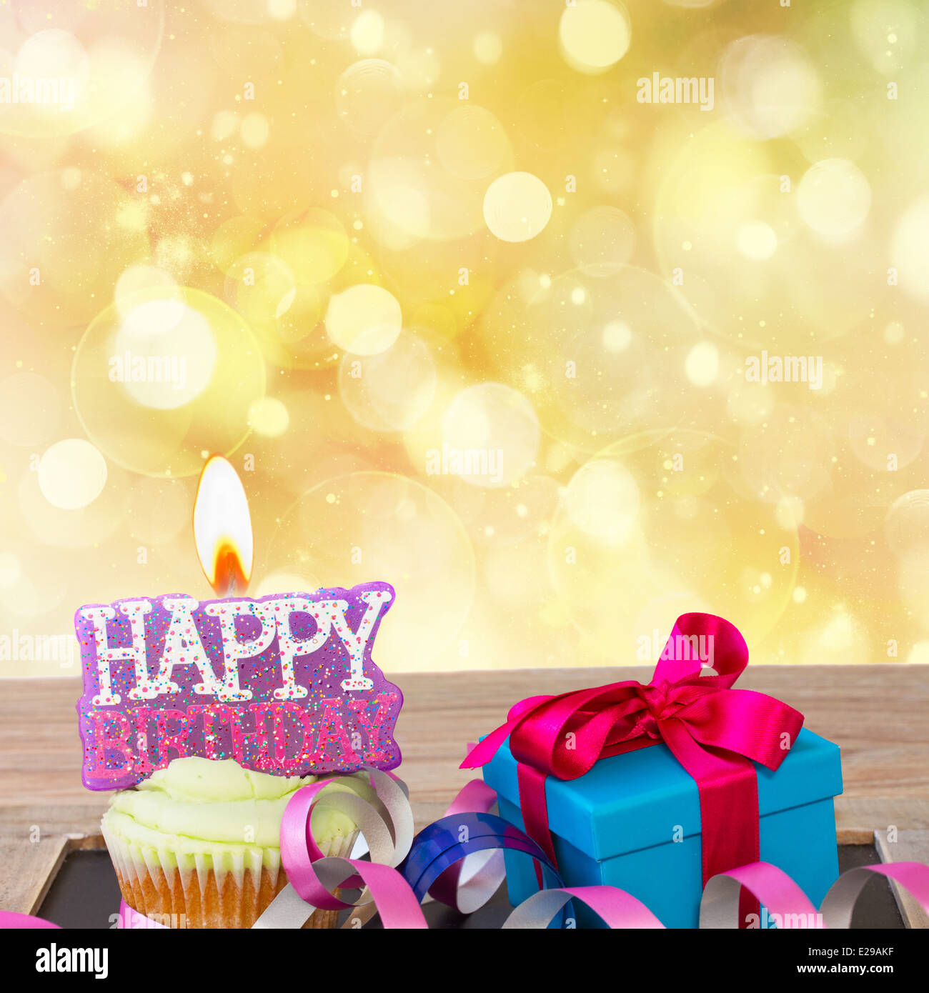 Geburtstag Kuchen mit alles Gute zum Geburtstag Kerze Stockfotografie