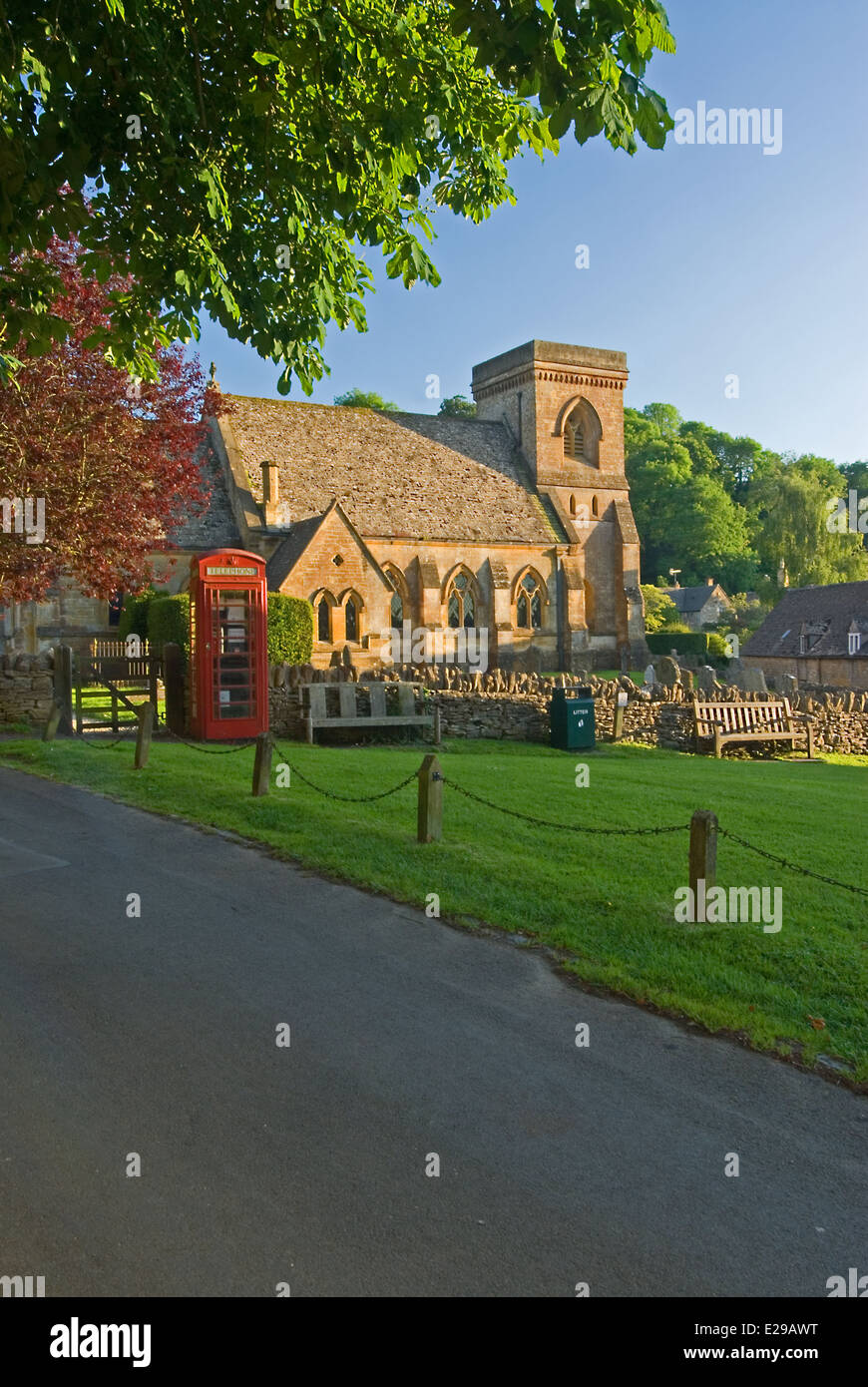 Snowshill,, Cotswolds village Szene mit der Pfarrkirche des hl. Barnabas in der Mitte. Stockfoto