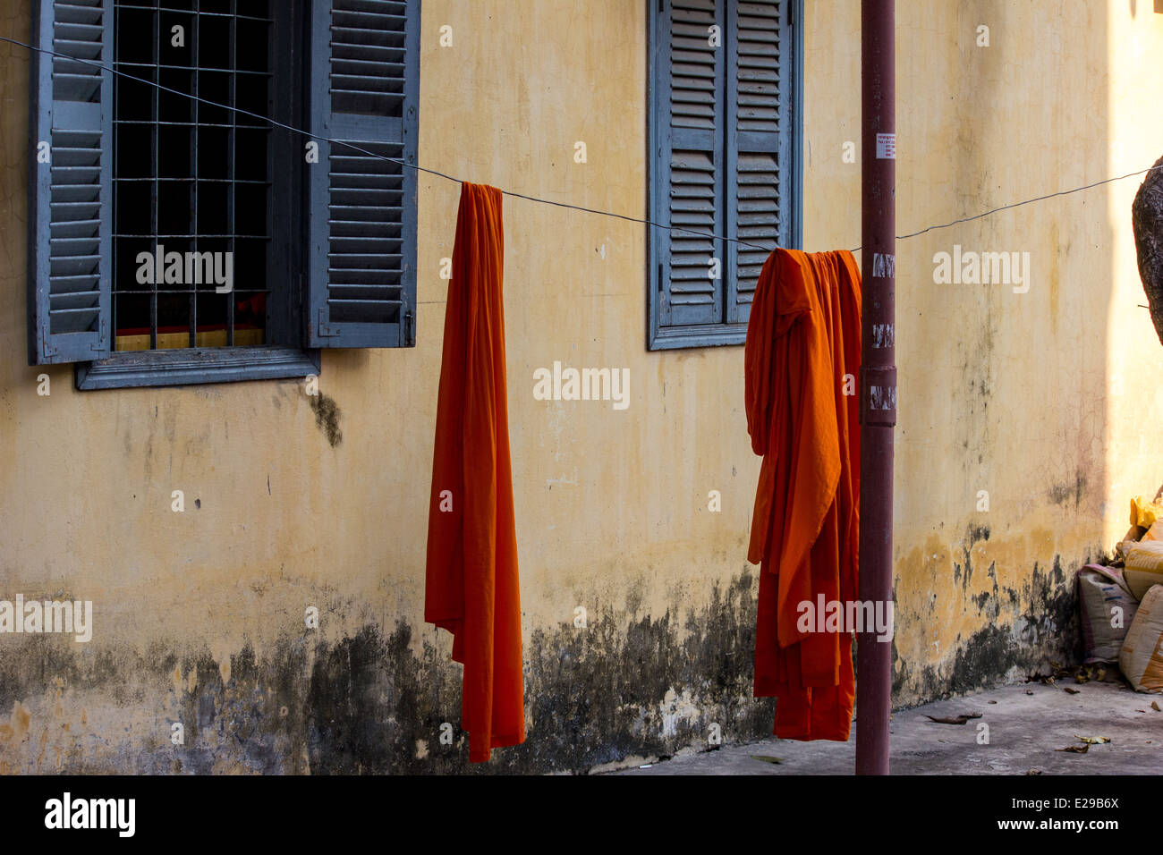 Safran Roben auf einer Linie in Phnom Penh, Kambodscha. Stockfoto