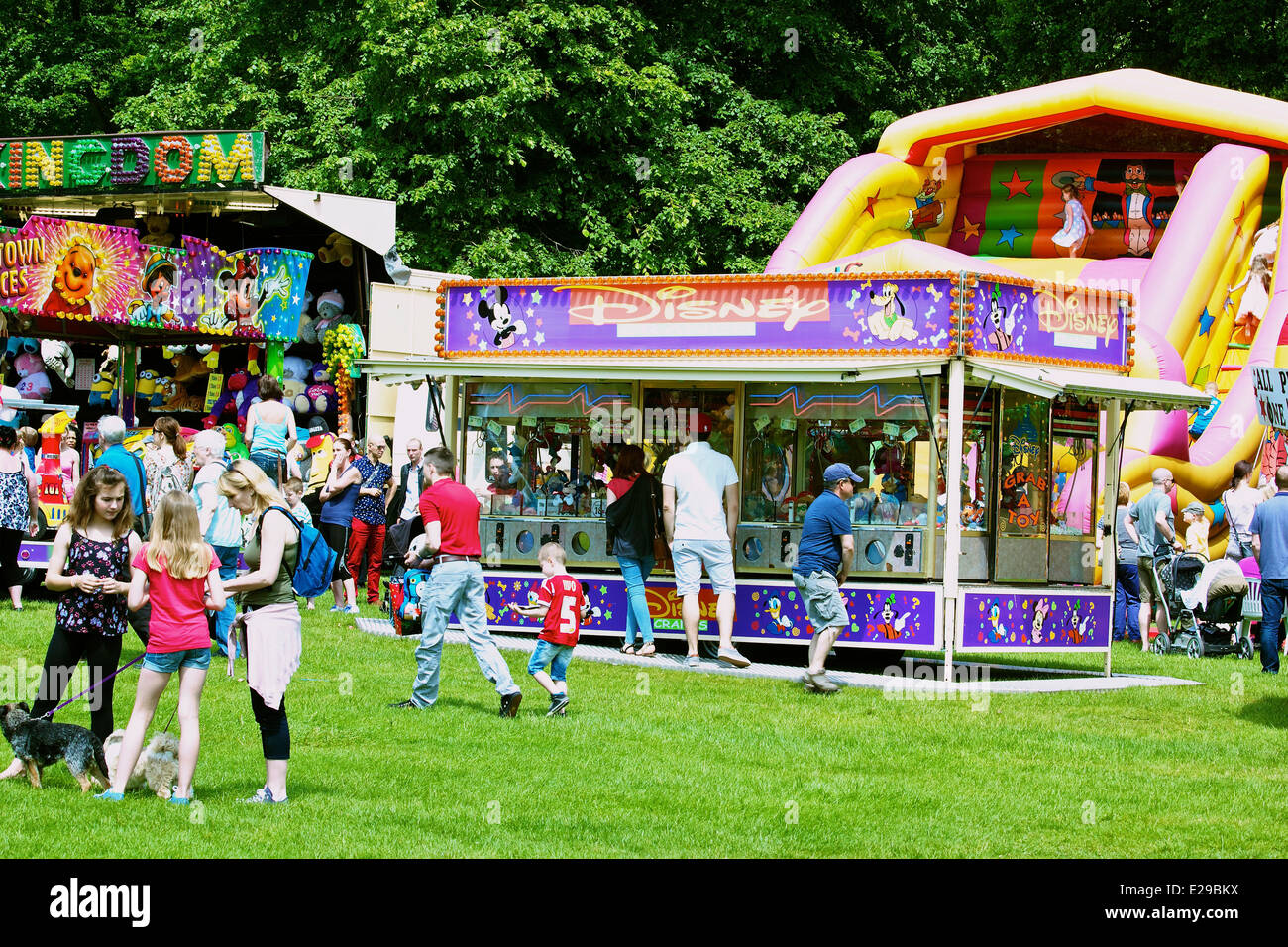 Familienausflug mit Messe-Ständen für alle Altersgruppen Autokarna 2014 Wollaton Park Nottingham England Stockfoto