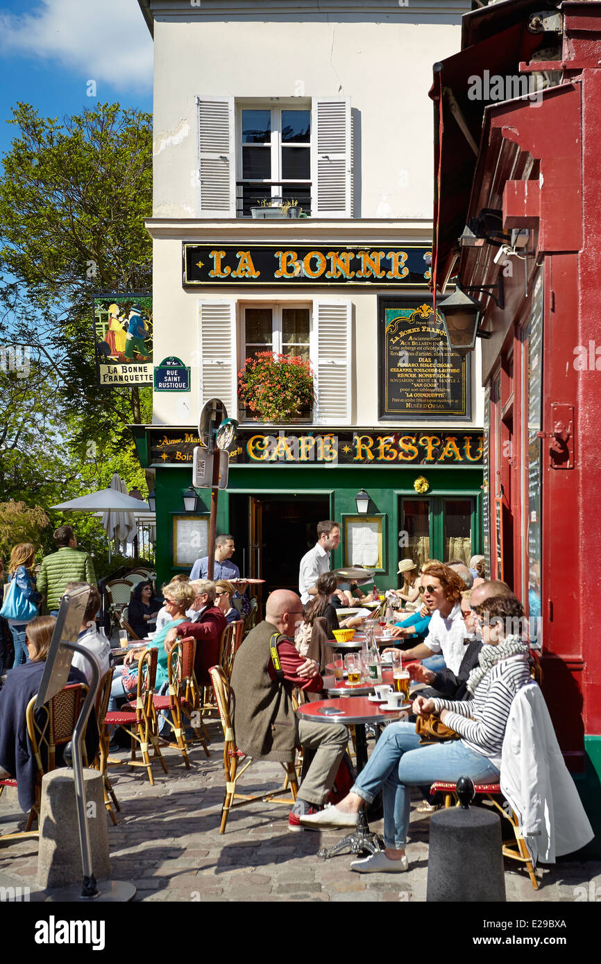 Touristen im Restaurant Viertel Montmartre, Paris, Frankreich Stockfoto