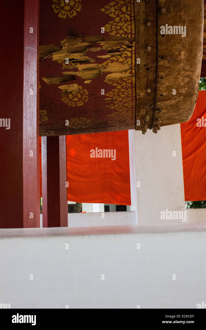 Safran Roben hinter einer Tempel-Trommel | antike Stadt Luang Prabang, befindet sich im nördlichen Laos, ein UNESCO-Weltkulturerbe. Stockfoto