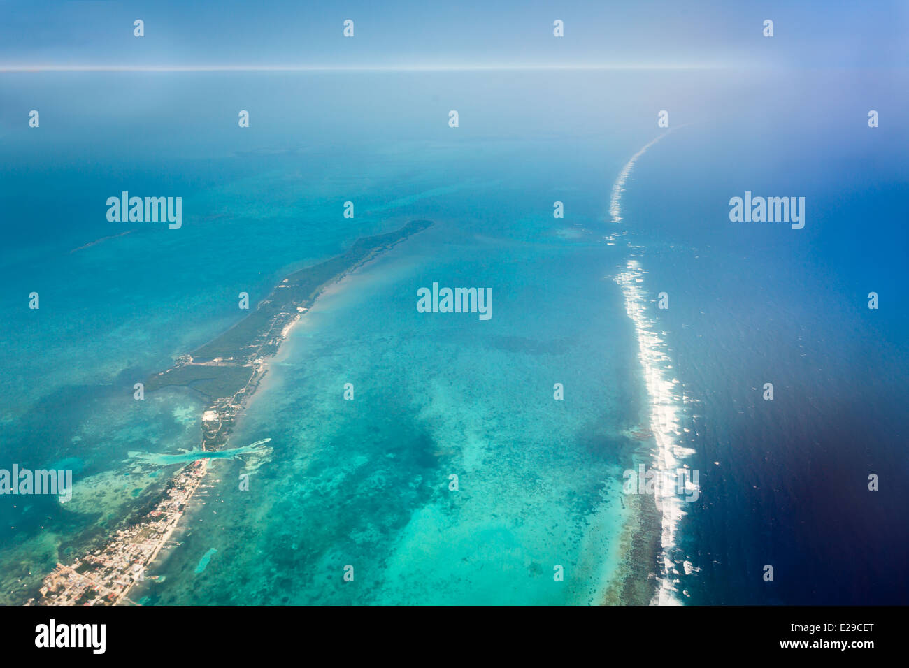 Luftaufnahme der Wellen auf der Barriere-Riff vor der östlichen Küste von Belize in Mittelamerika in der Karibik Stockfoto