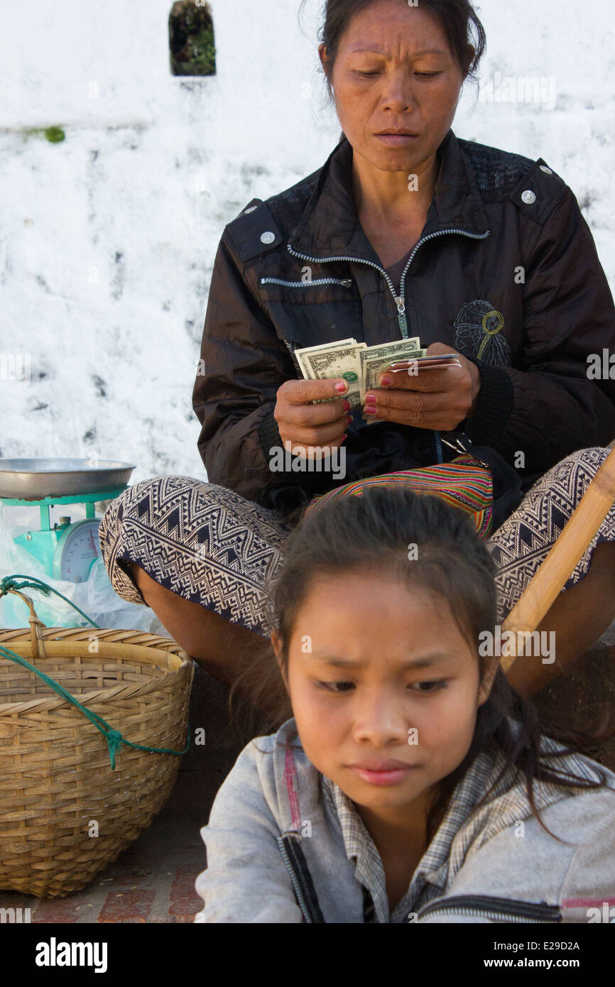 Mutter und Tochter an einem Straßenstand | antike Stadt Luang Prabang, befindet sich im nördlichen Laos, ein UNESCO-Weltkulturerbe. Stockfoto