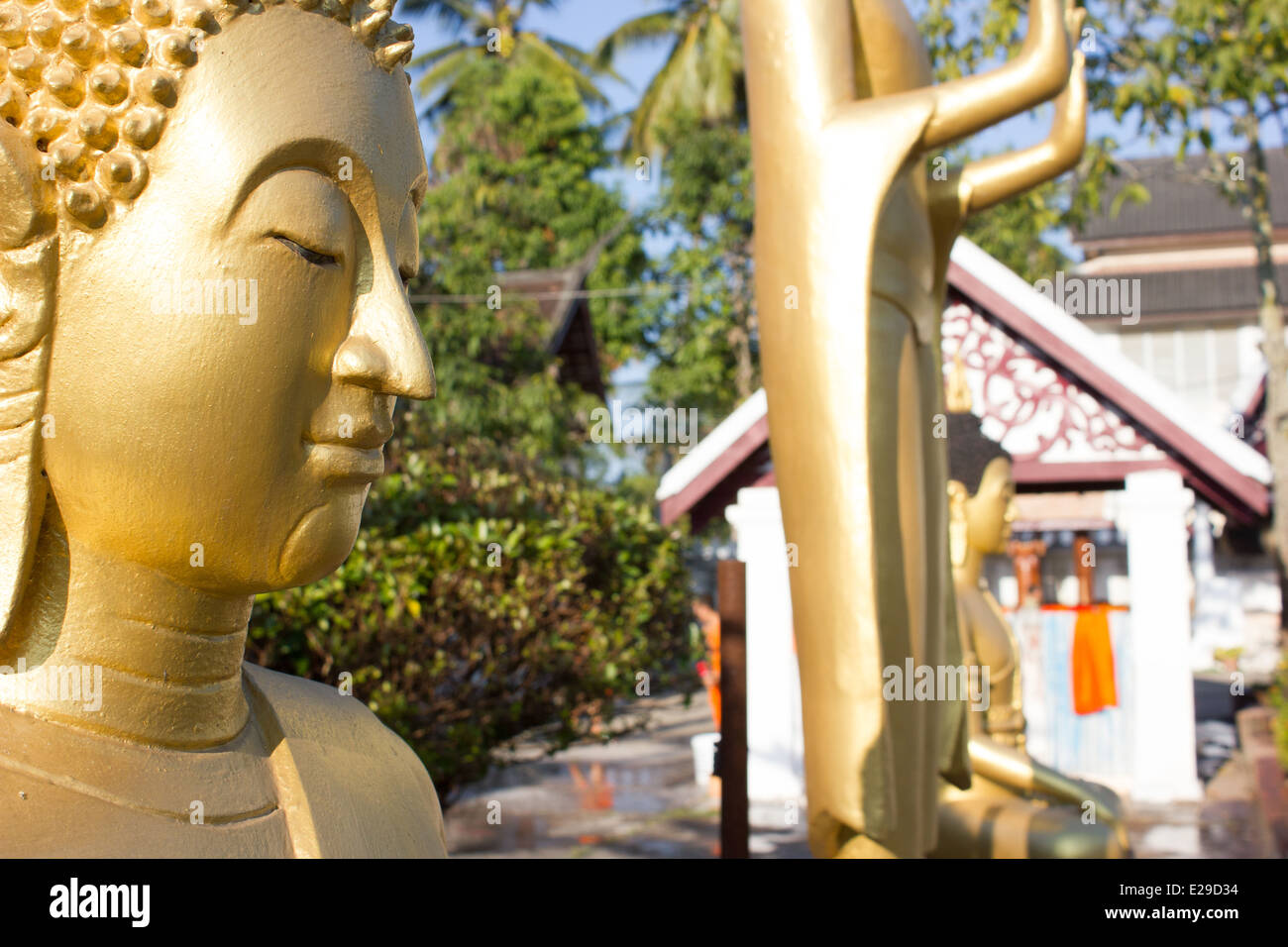 Goldenen Buddha-Statuen in einem Tempel in der antiken Stadt Luang Prabang, befindet sich im nördlichen Laos, ein UNESCO-Weltkulturerbe. Stockfoto