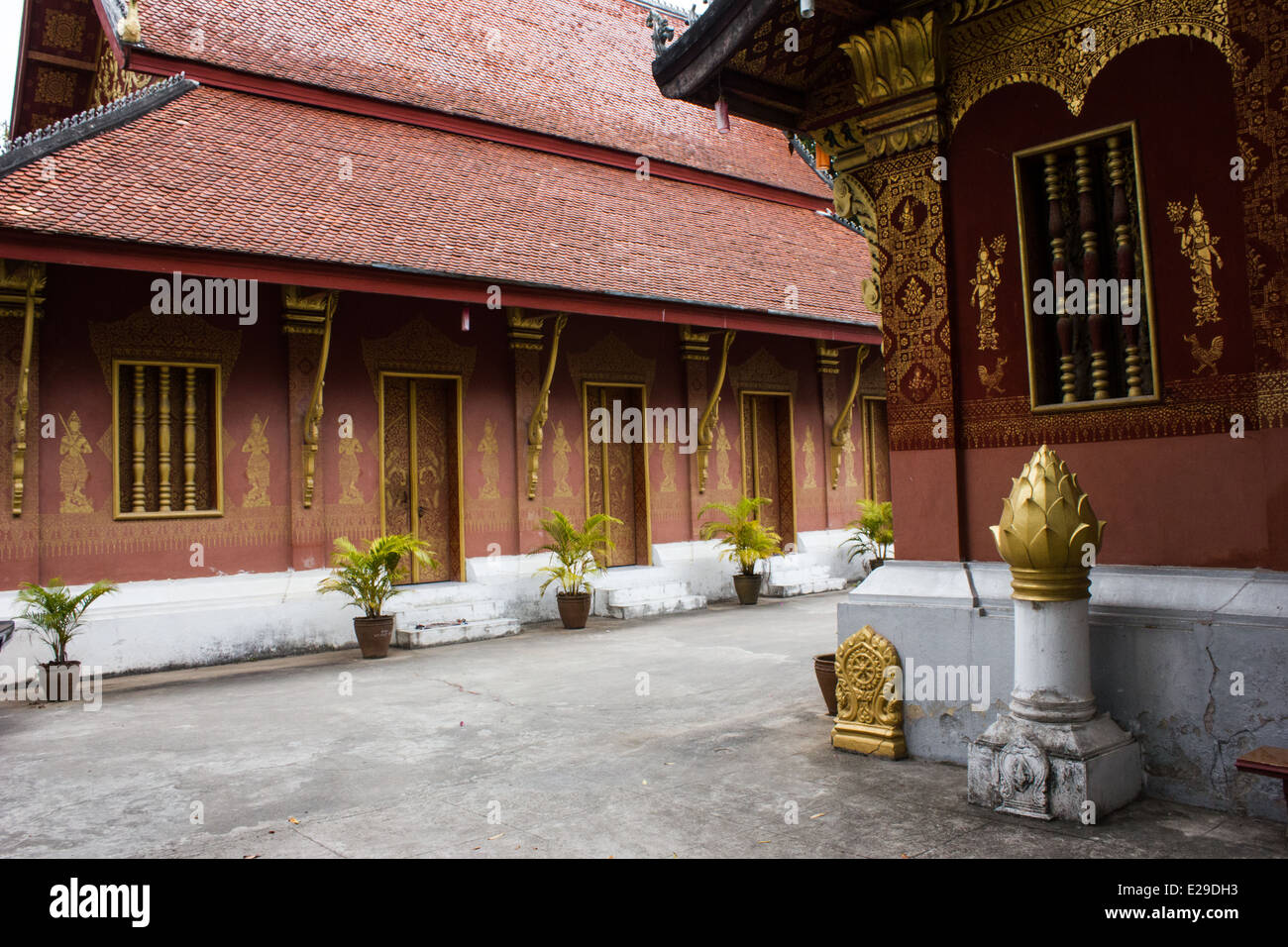 Wat Sensoukarahm rühmt sich die schillernde Fassade aller Tempel in Luang Prabang: ein tief Rubinrot Komplex plus Überlagerungen von Gold. Stockfoto