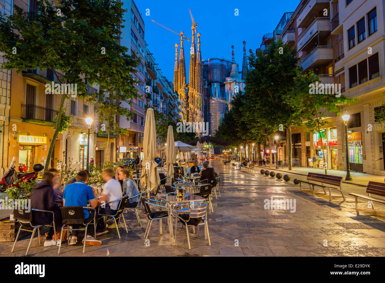 Café im Freien bei Nacht in der Avinguda de Gaudi Sagrada Familia Kirche hinter Barcelona, Katalonien, Spanien Stockfoto