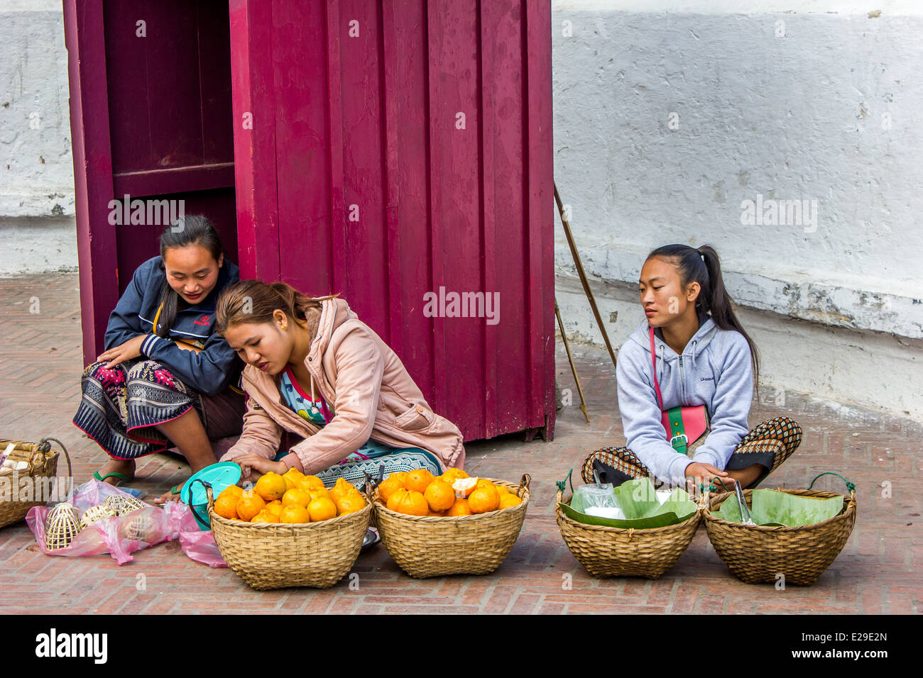 Straßenverkäufer in der antiken Stadt Luang Prabang, befindet sich im nördlichen Laos, ein UNESCO-Weltkulturerbe. Stockfoto