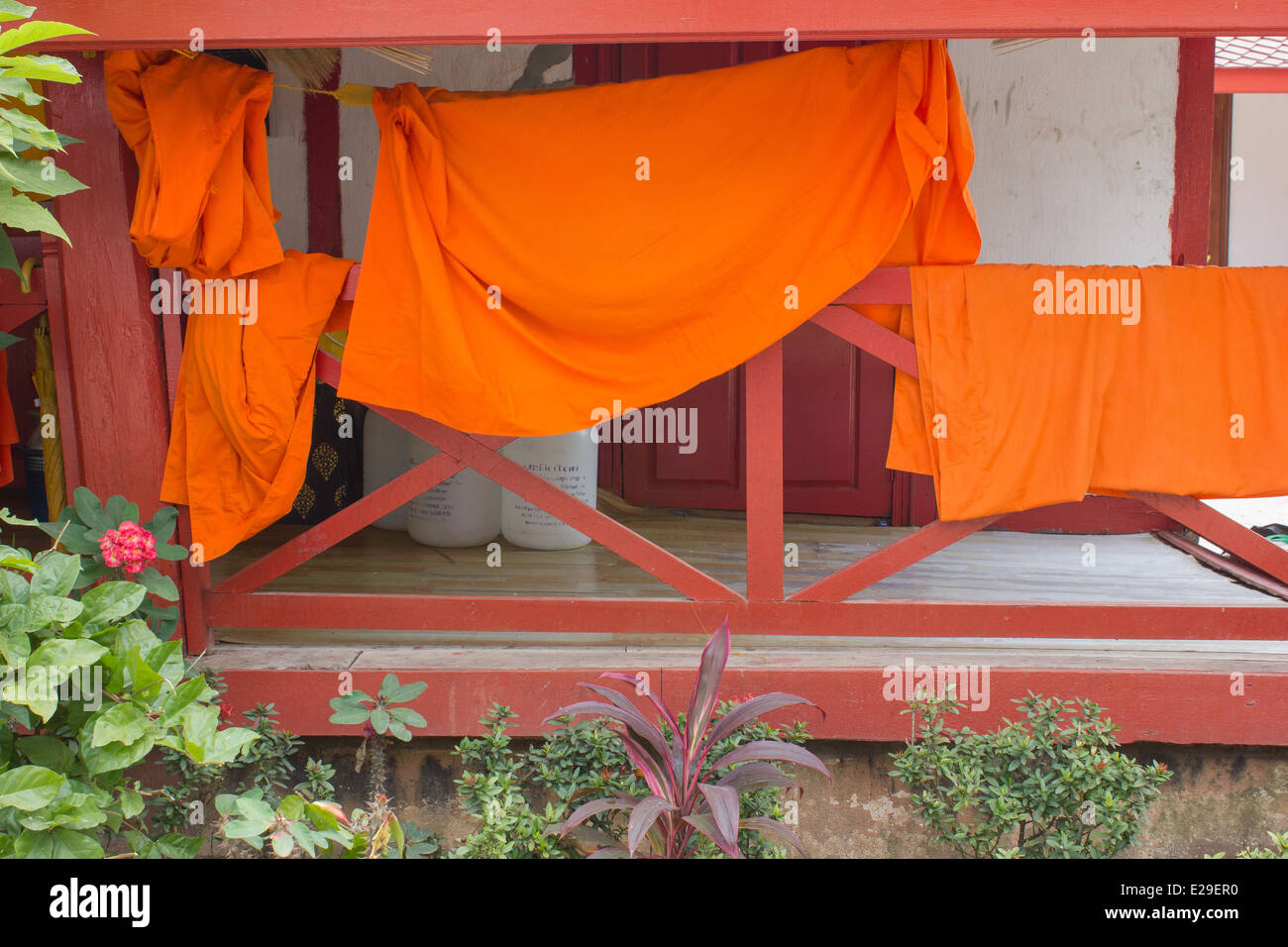 Safran Roben Trocknung in der antiken Stadt Luang Prabang, befindet sich im nördlichen Laos, ein UNESCO-Weltkulturerbe. Stockfoto