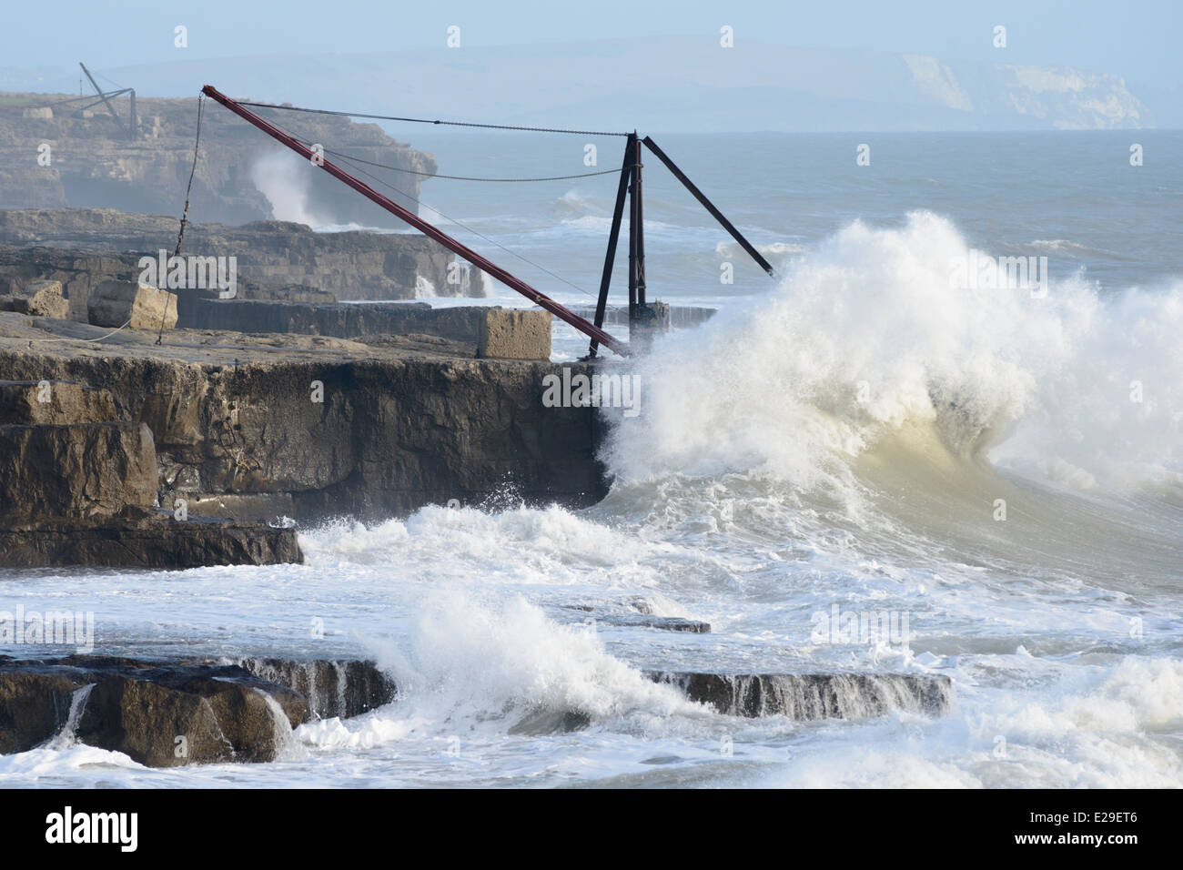 Springfluten bringen riesige Wellen, die über die felsige Küste von Portland, Dorset. Stockfoto