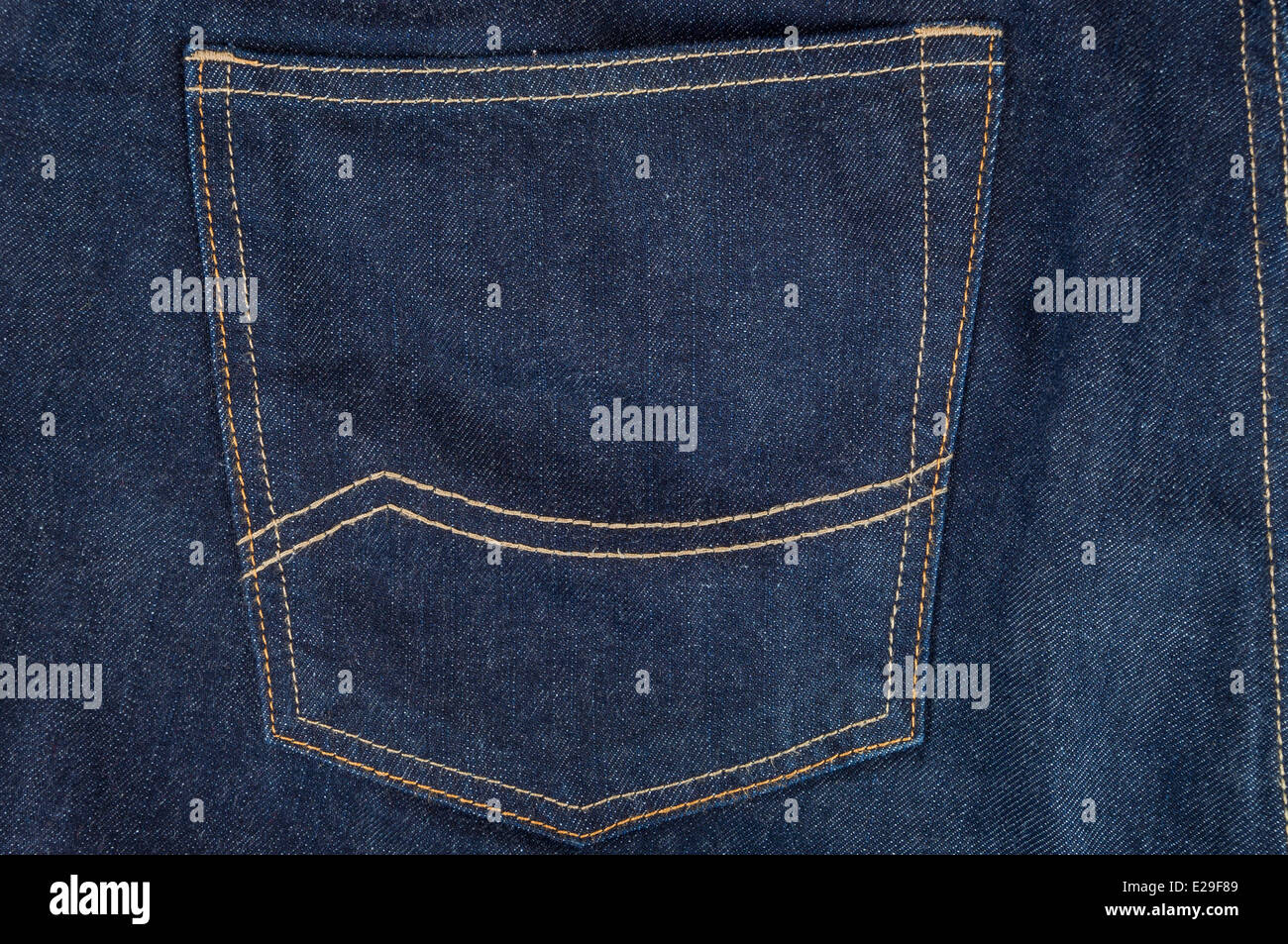 Leere Tasche in dunkelblaue Jeans Hosen Stockfoto