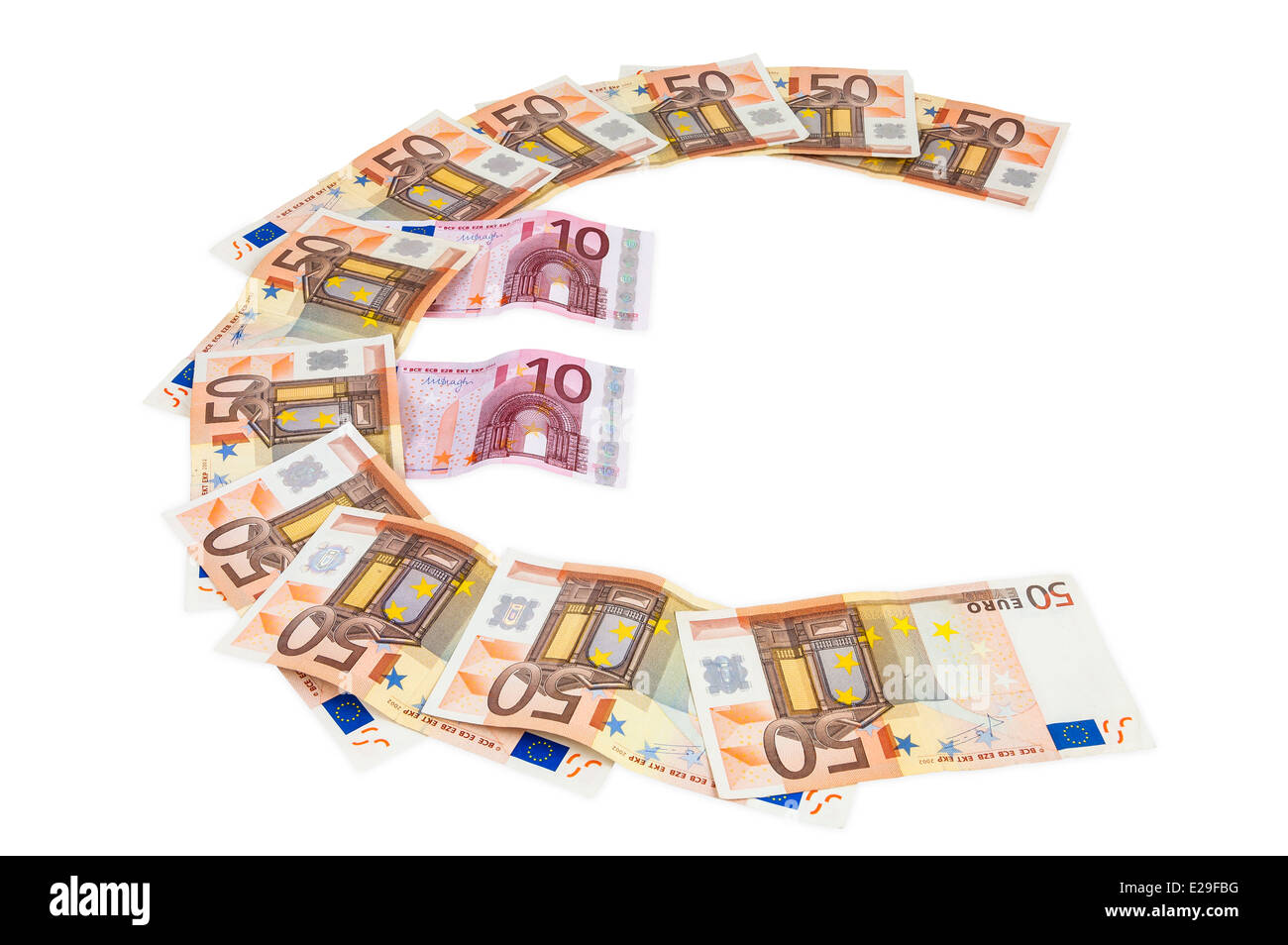 Euro-Symbol gemacht von Euro-Banknoten, die isoliert auf weißem Hintergrund mit Beschneidungspfad Stockfoto
