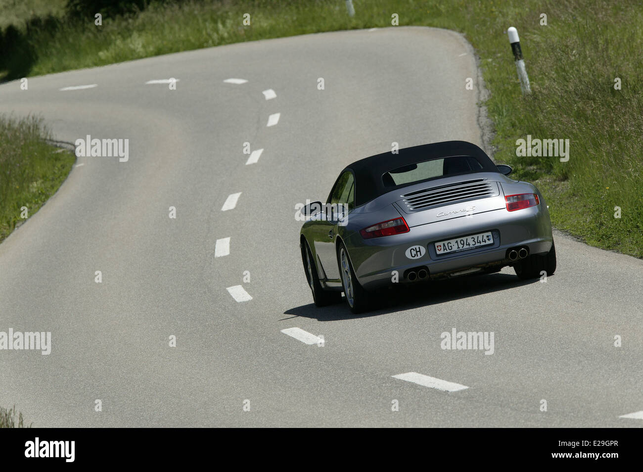 Porsche 997 Carrera S Cabriolet hinten anzeigen mit Haube / Dach  Stockfotografie - Alamy