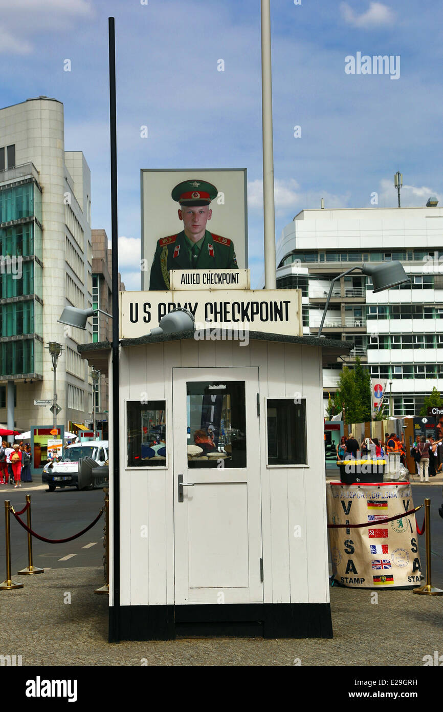 Checkpoint Charlie alte Ost-West Durchquerung Grenzposten in der Friedrichstraße in Berlin, Deutschland Stockfoto