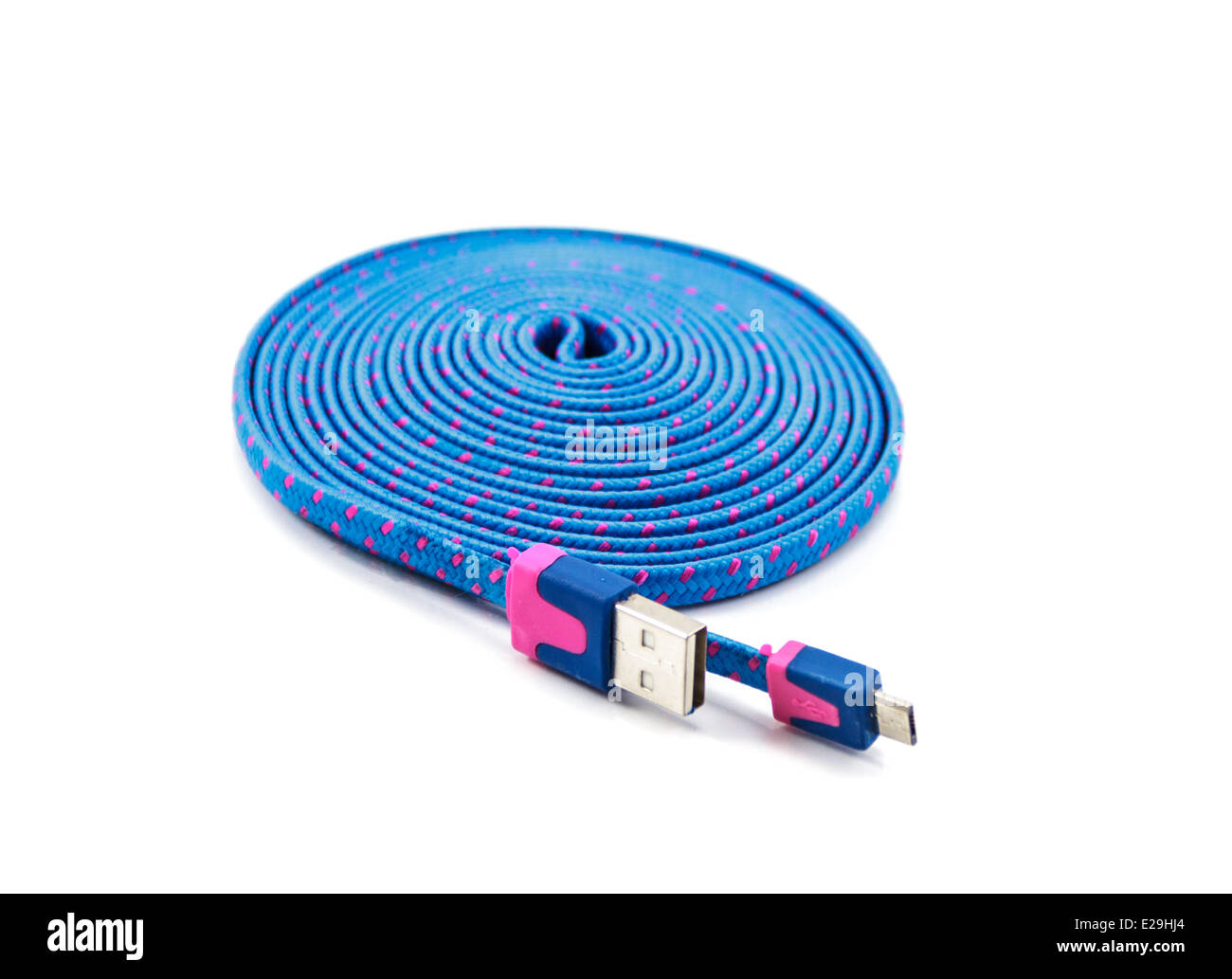 USB-Kabel isoliert auf weißem Hintergrund. Stockfoto