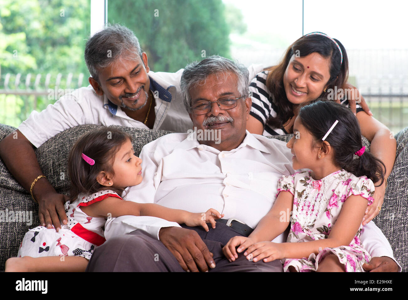 Porträt von Multi Generationen indischen Familie zu Hause. Asiaten leben Lebensstil. Stockfoto