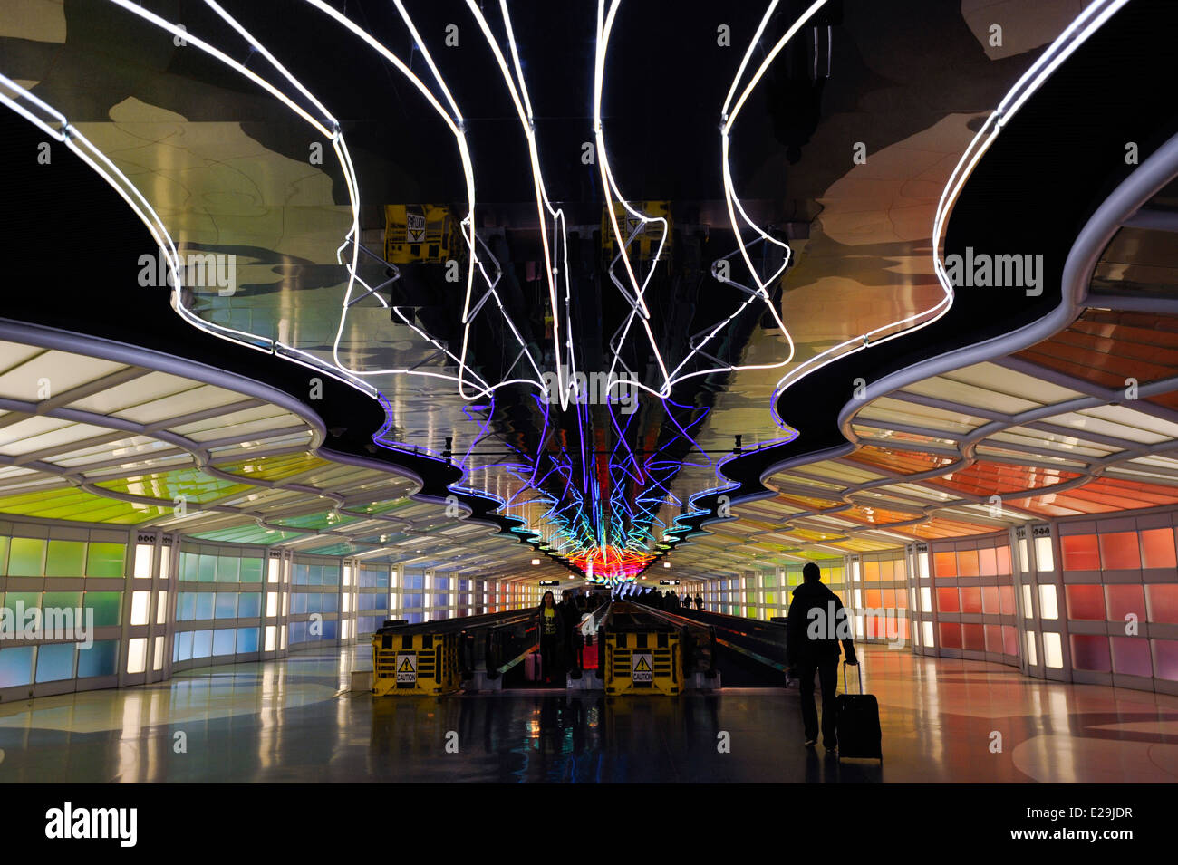 Der Personentunnel Hallen B und C von United Airlines Terminal am Chicago O' Hare International Airport verbindet. Stockfoto