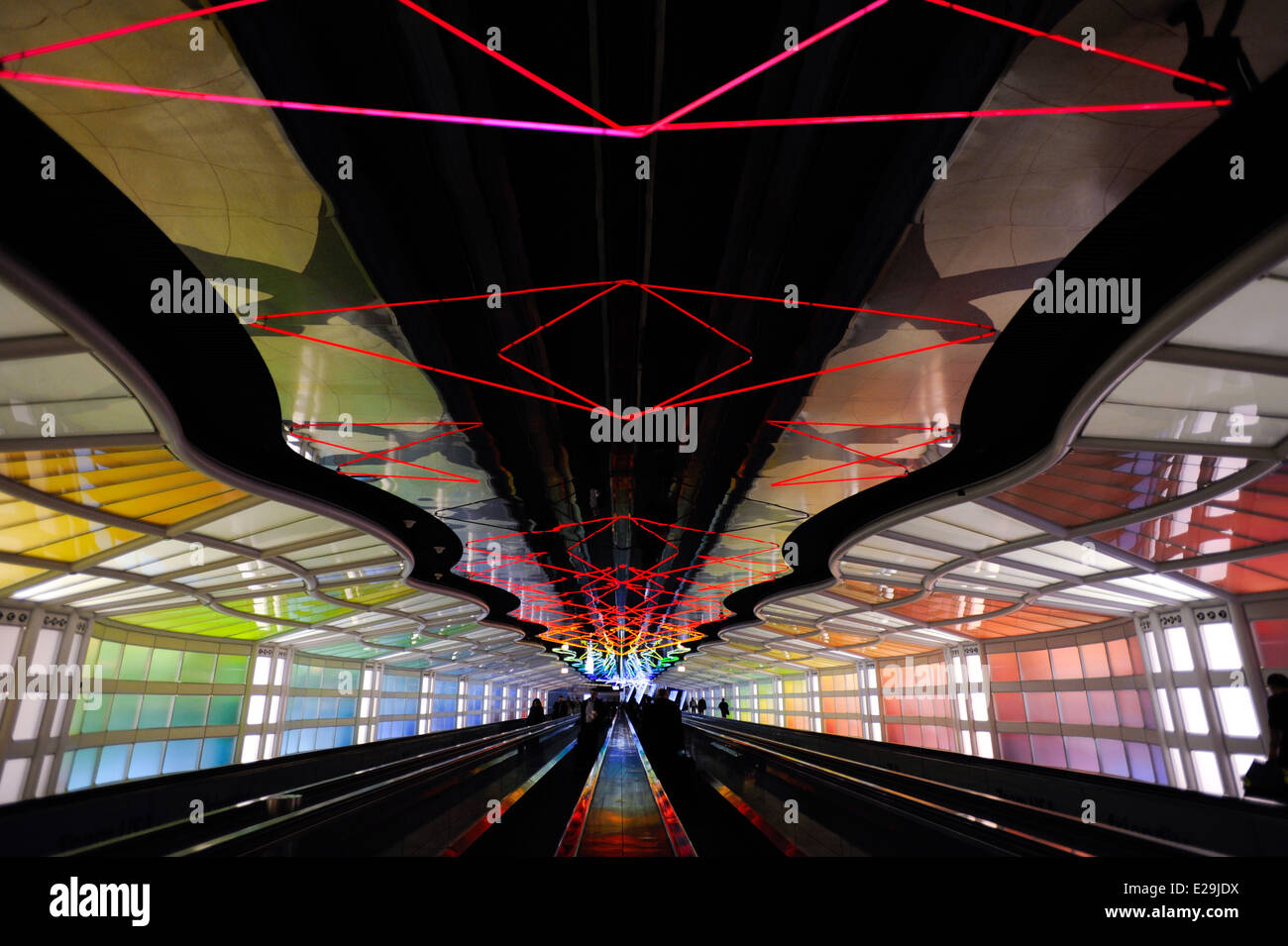 Der Personentunnel Hallen B und C von United Airlines Terminal am Chicago O' Hare International Airport verbindet. Stockfoto