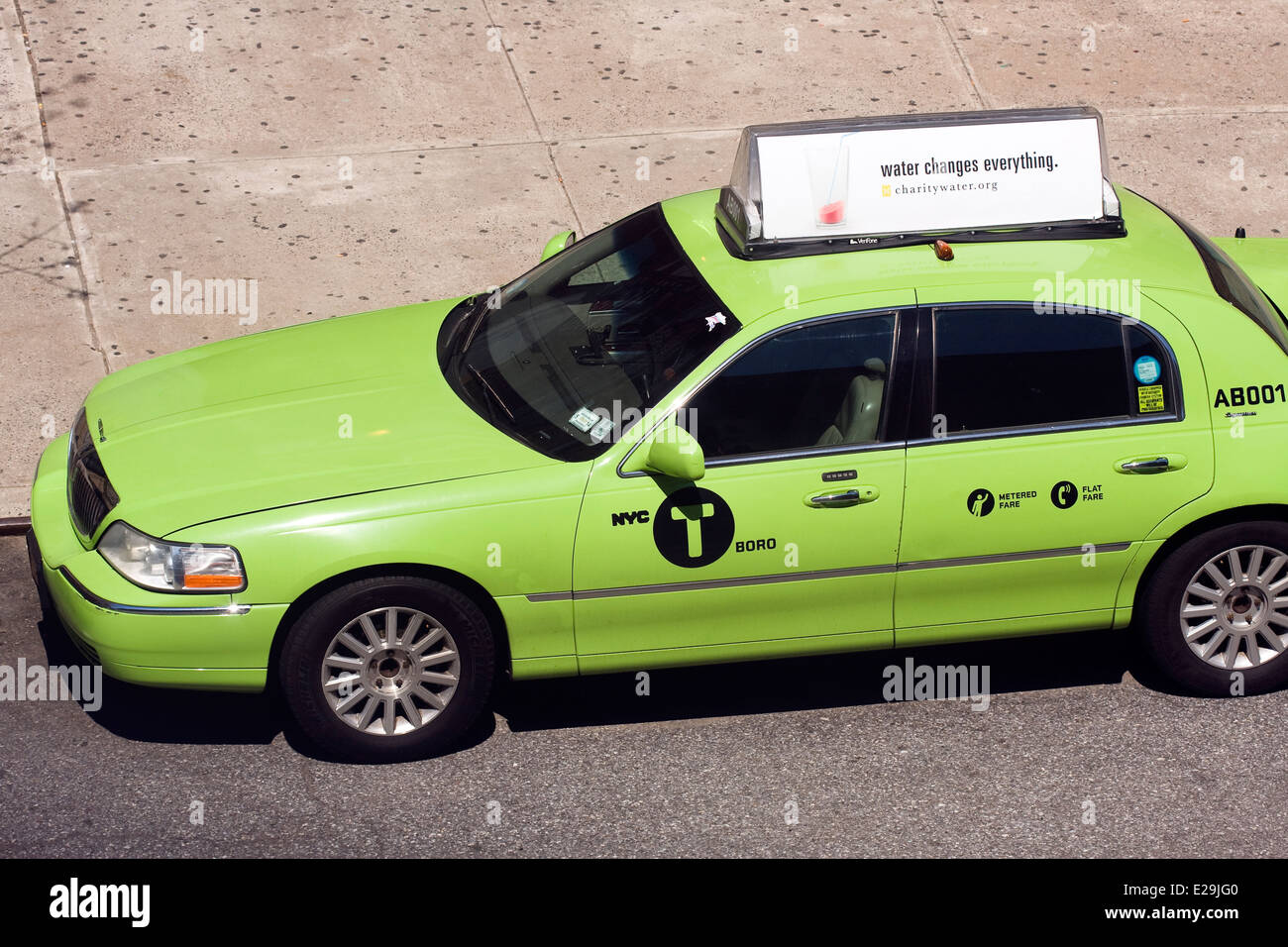 Eine vier Lincoln Stadt Auto Signature Serie Limousine umgewandelt, ein Taxi in New York City Grün ist geparkten Bordsteinkante in Manhattan Stockfoto