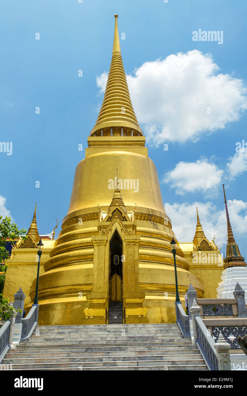 Goldene Stupa im Wat Phra Kaew. Großer Palast, Bangkok, Thailand Stockfoto
