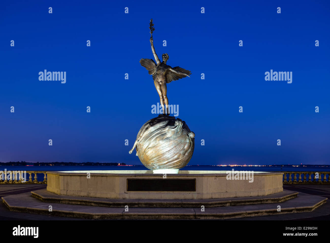 "Life"-Bronze-Statue von Charles Adrian Säulen, befindet sich in Memorial Park in Jacksonville, Florida. In der Dämmerung fotografiert. Stockfoto