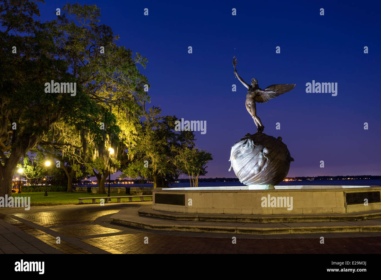 "Life"-Bronze-Statue von Charles Adrian Säulen, befindet sich in Memorial Park in Jacksonville, Florida. In der Dämmerung fotografiert. Stockfoto