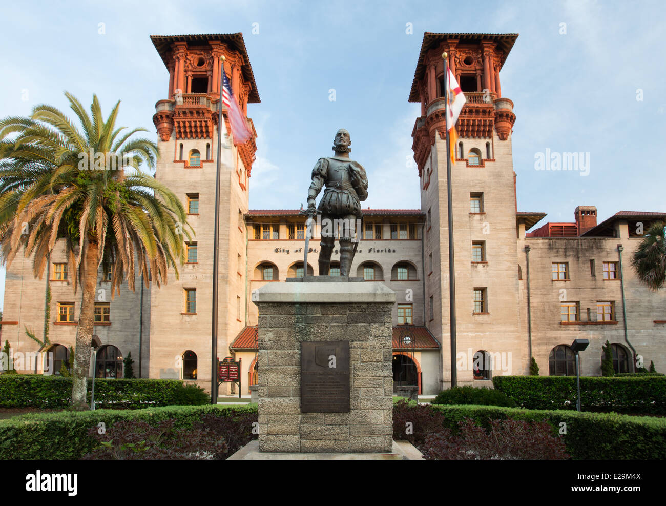 Pedro Menéndez de Avilés-Statue vor dem Lightner Museum früher das Alcazar Hotel in St. Augustine in Florida. Stockfoto