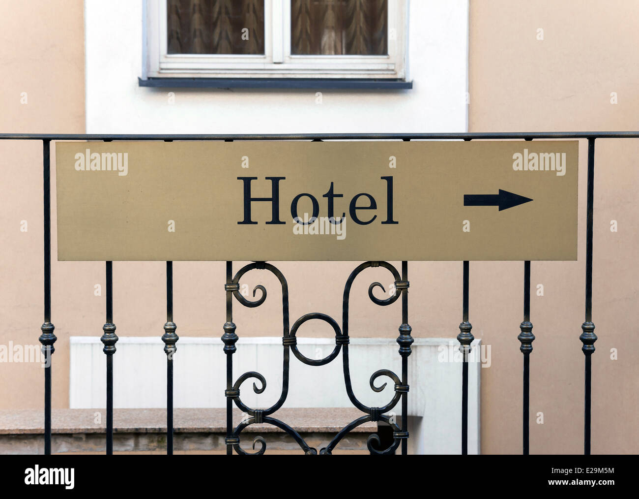 Hotelschild mit Pfeil, Eingang Richtung zeigen Stockfoto